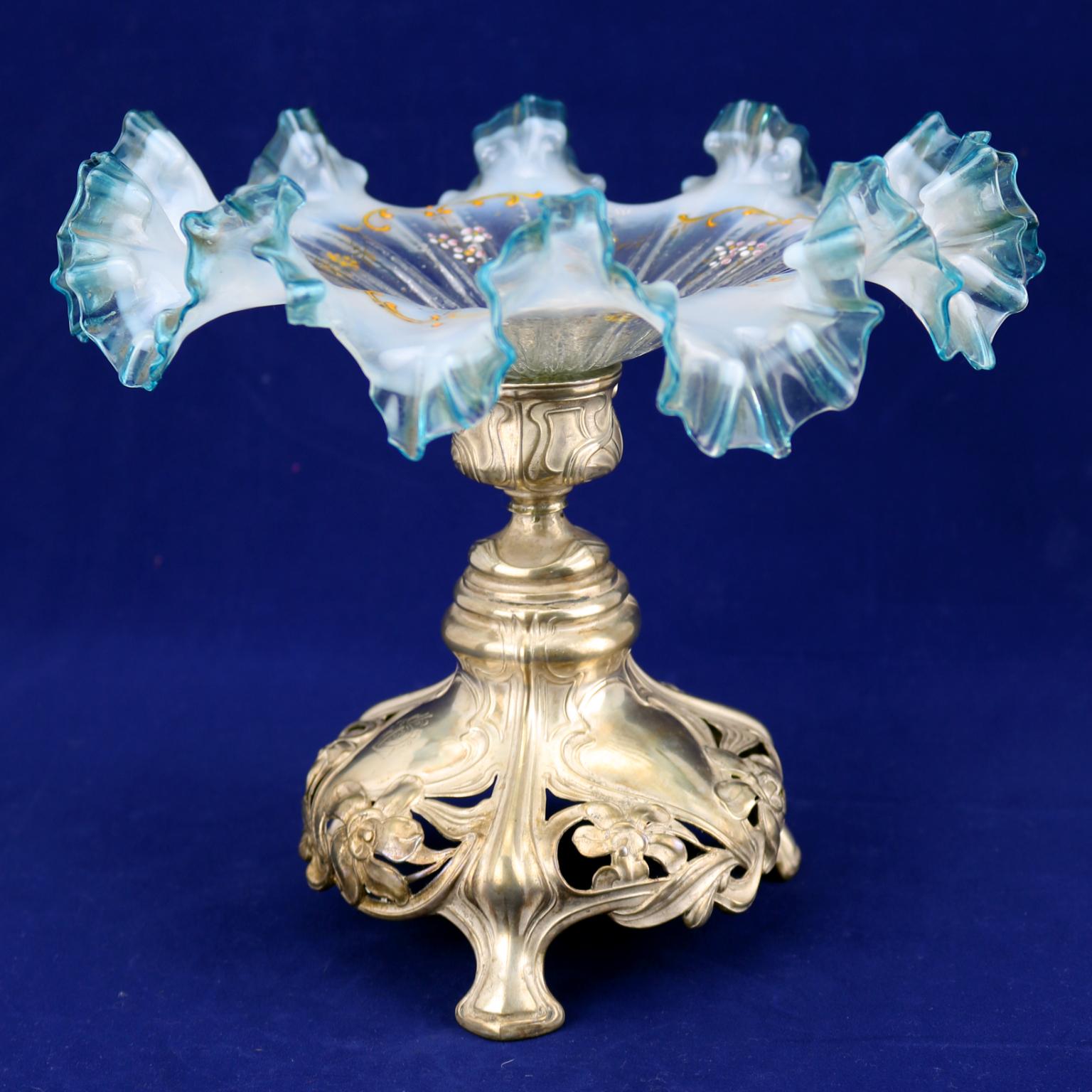 Art Nouveau silver centrepiece circa 1900, small damages on the glass.
Fully hallmarked silver 800/1000.
Weight of silver 184grams.