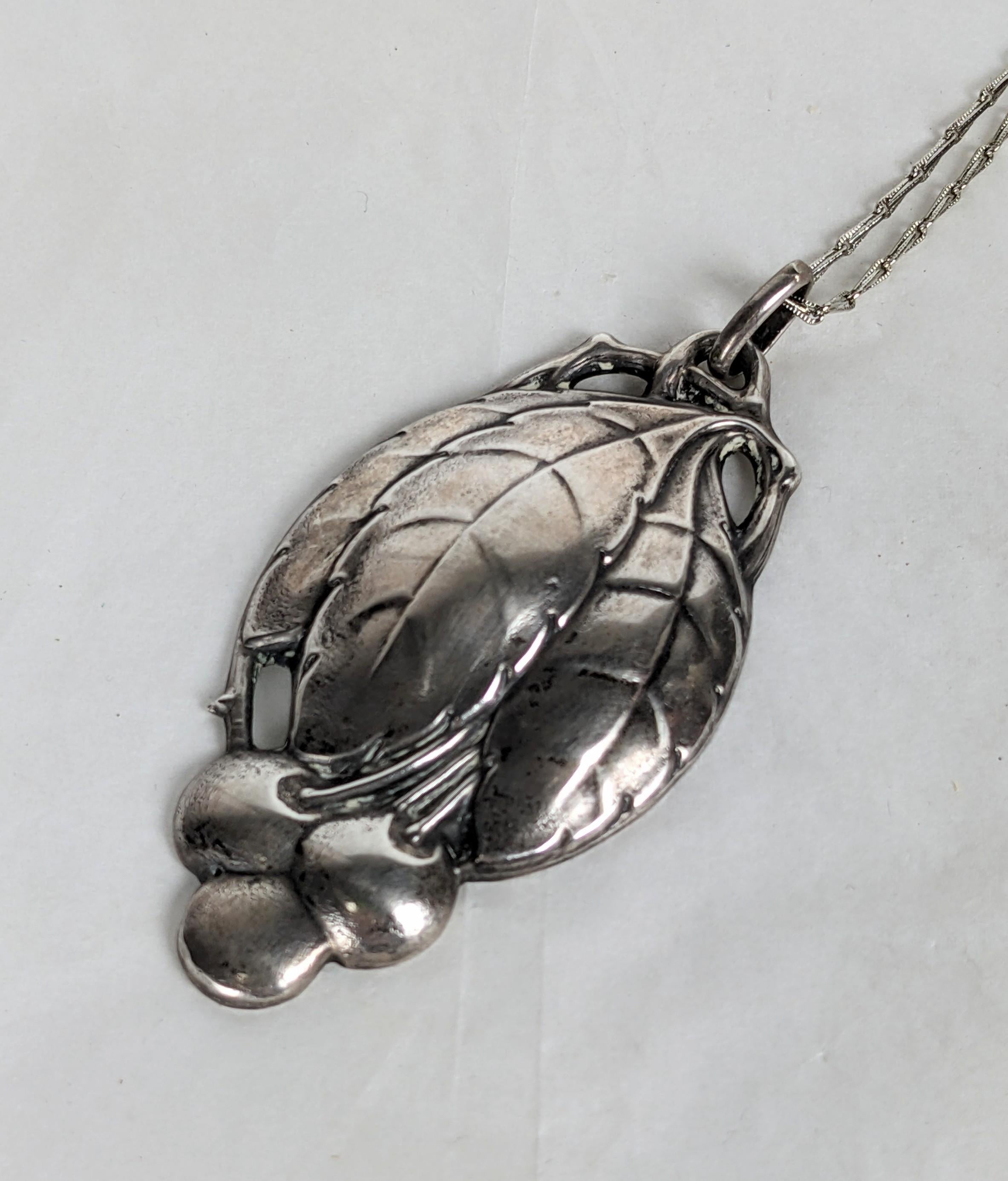 Art Nouveau Ciondolo a forma di ciliegia in argento in stile liberty in vendita