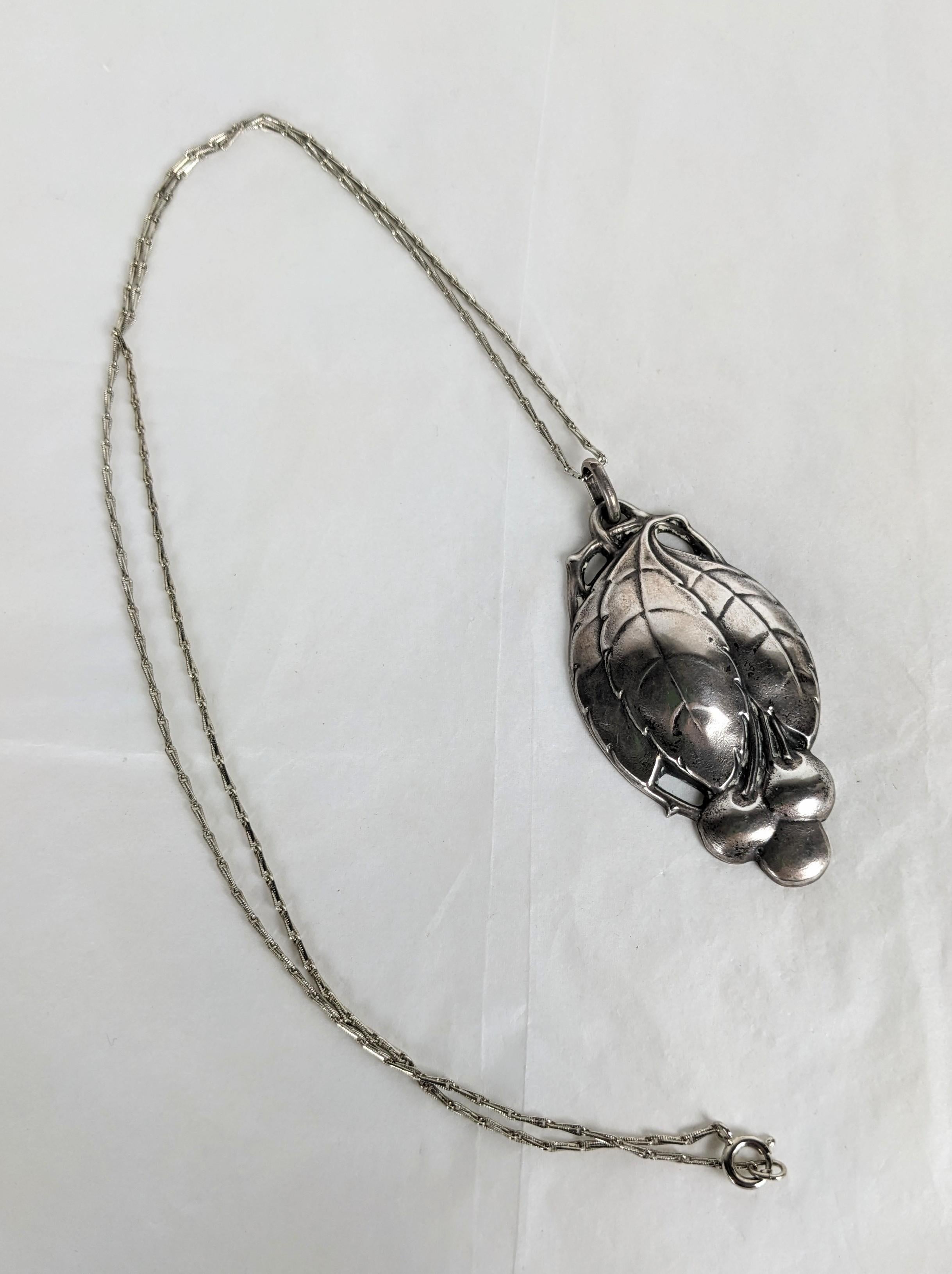 Ciondolo a forma di ciliegia in argento in stile liberty In condizioni buone in vendita a New York, NY