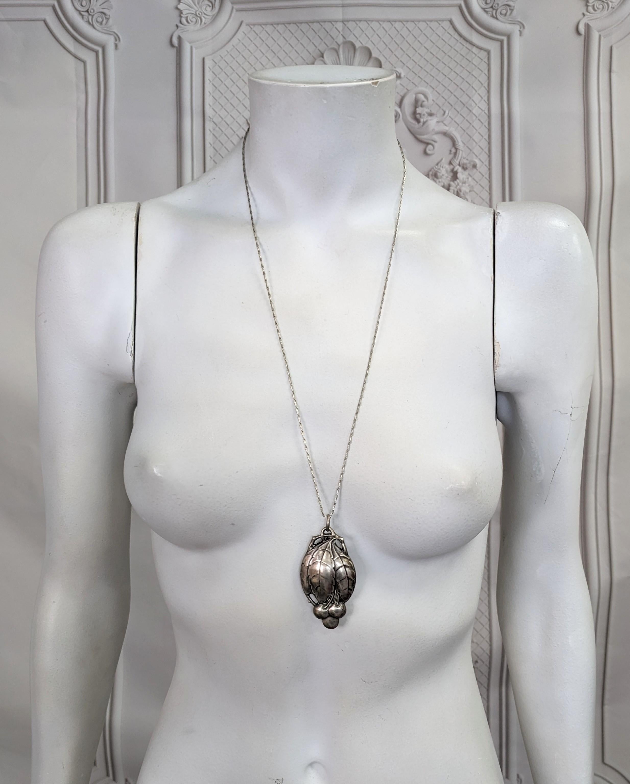 Ciondolo a forma di ciliegia in argento in stile liberty in vendita 2