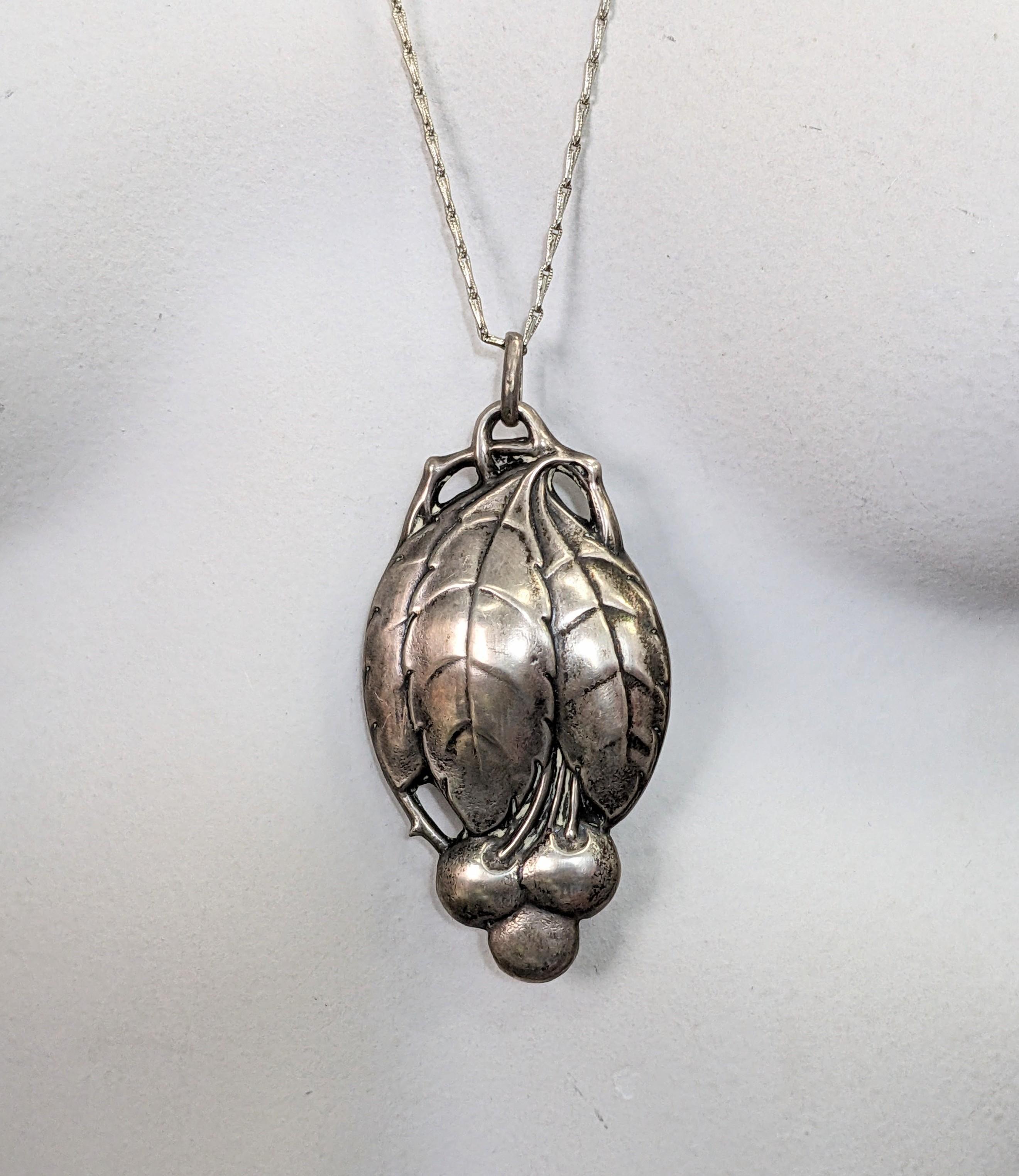 Ciondolo a forma di ciliegia in argento in stile liberty in vendita 3