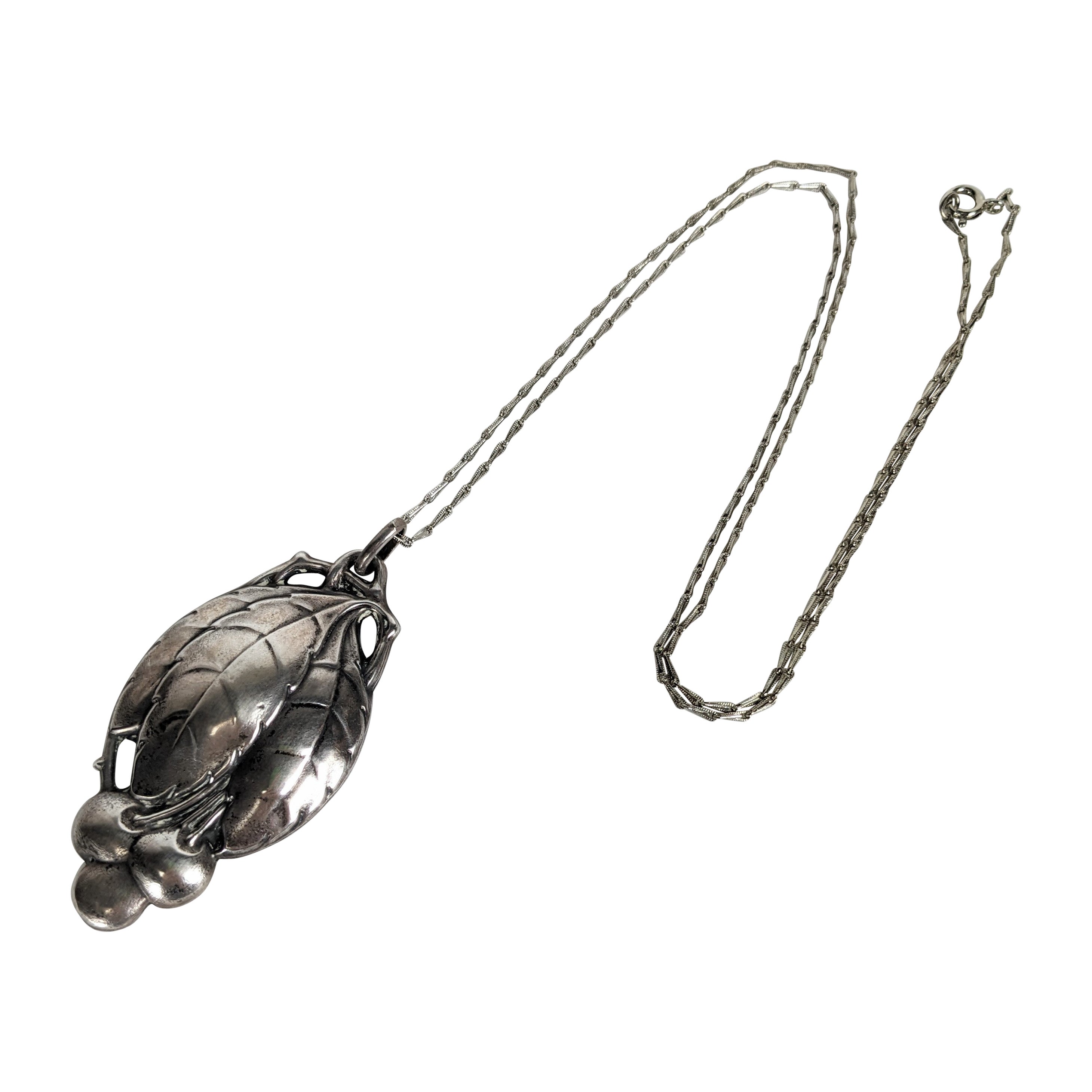 Ciondolo a forma di ciliegia in argento in stile liberty in vendita