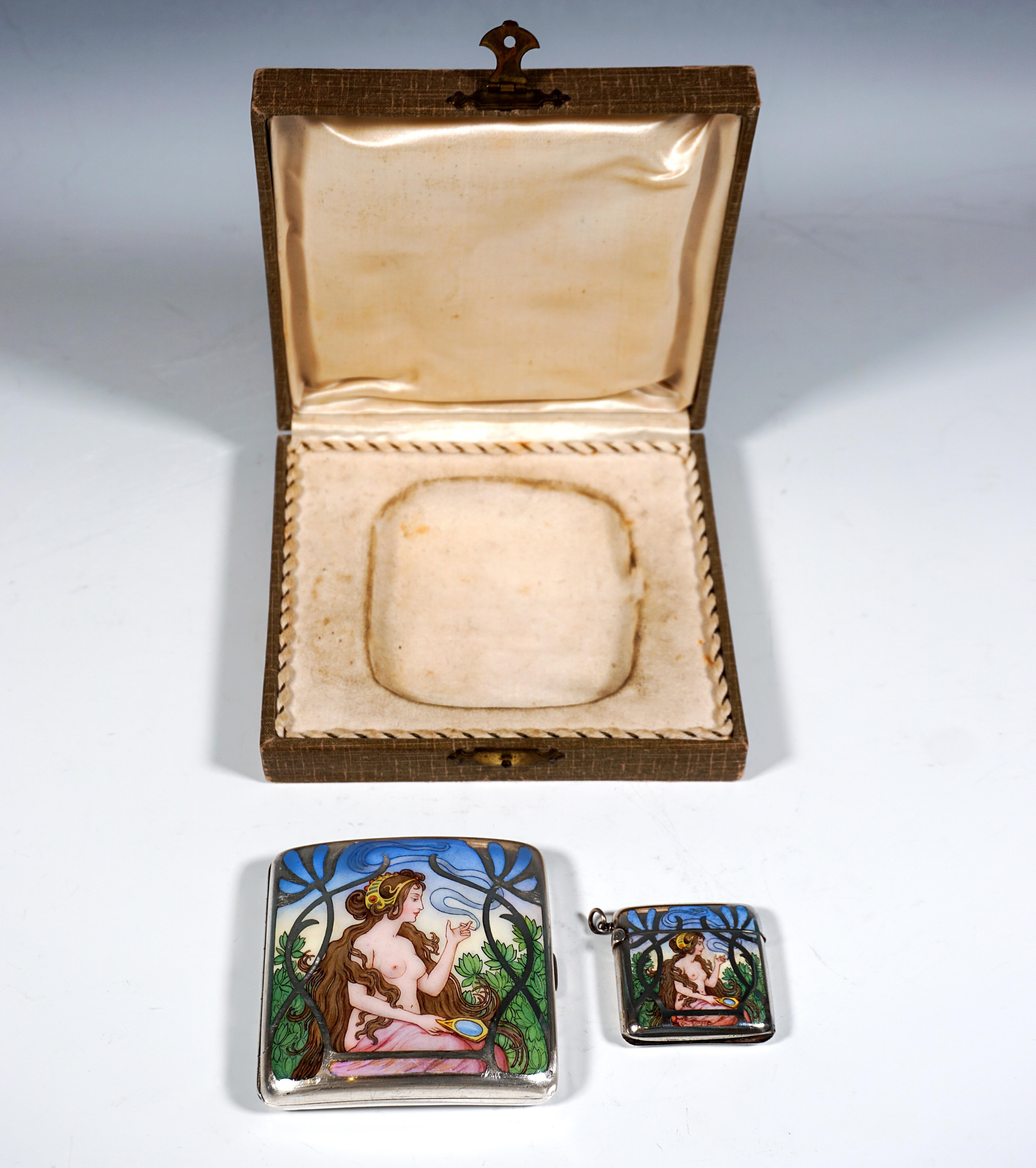 Squisita tabatière e scatola di fiammiferi austriaca in stile Art-Nouveau, 1900 circa:
Portasigarette rettangolare in argento a finitura liscia, curvo, con coperchio a cerniera, dipinto in smalto colorato sulla parte superiore con decorazione in