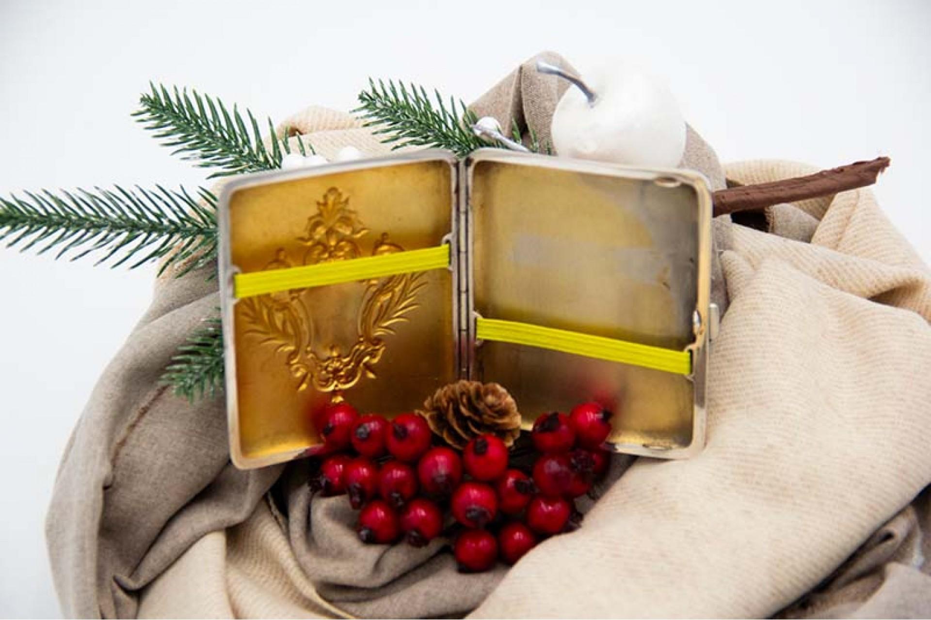 Description: Silver cigarette case in Art Nouveau style, curved shape, branched crown surrounding monogram card. Metal: Silver. Origin: Portuguese. Brand: boar II Title. Weight: 78.91 grams. Dimensions: 8.8cmx1.5cm. Content: 833/1000. Assay Mark: