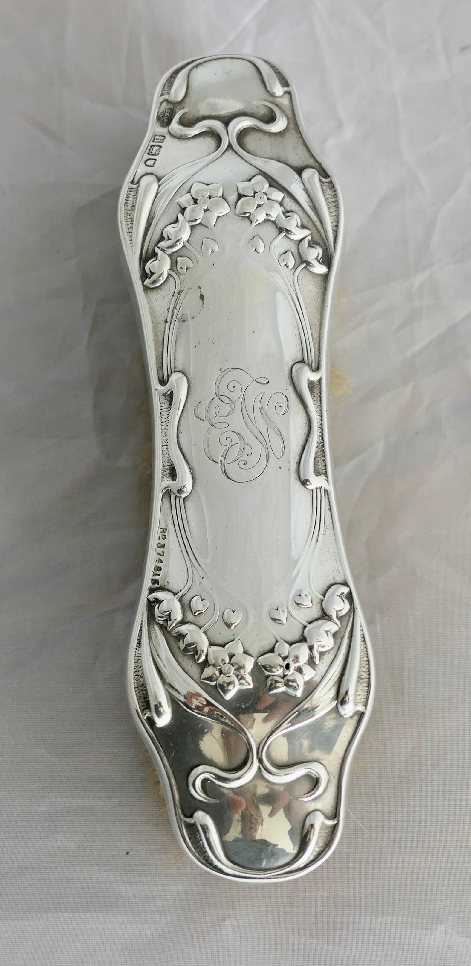 Art Nouveau Silver Clothes Brush by G. S &C0    In Good Condition For Sale In Chillerton, Isle of Wight