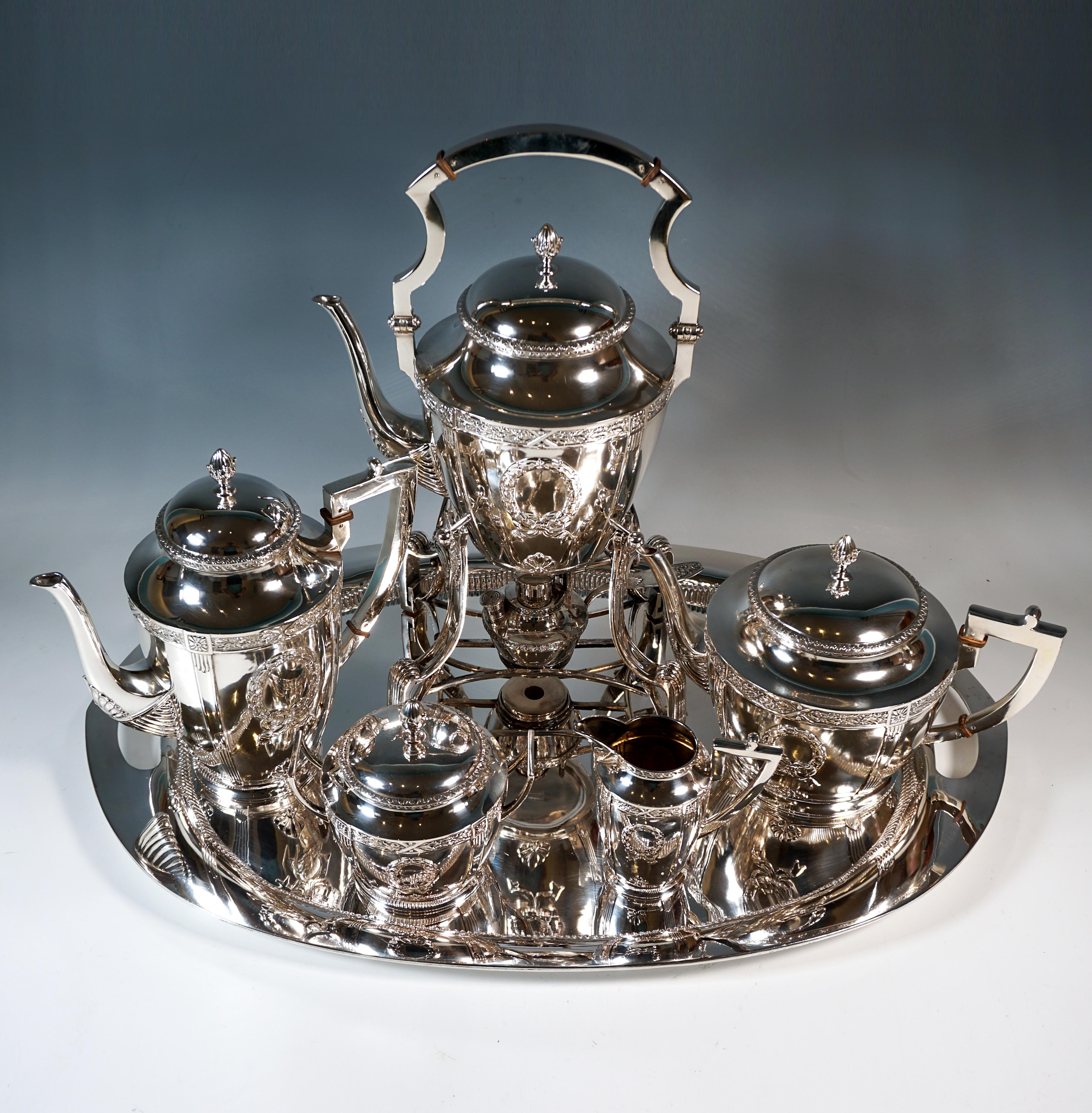 Ausgezeichnetes silbernes Kaffee- und Teeservice im Jugendstil, bestehend aus 6 Teilen: Kaffeekanne, Teekanne, Wasserkocher mit Rechaud und Brenner, Zuckerdose, Sahnekännchen und Tablett.
Zwiebelförmige, erhabene Gefäße auf flächenbündigem Stand mit