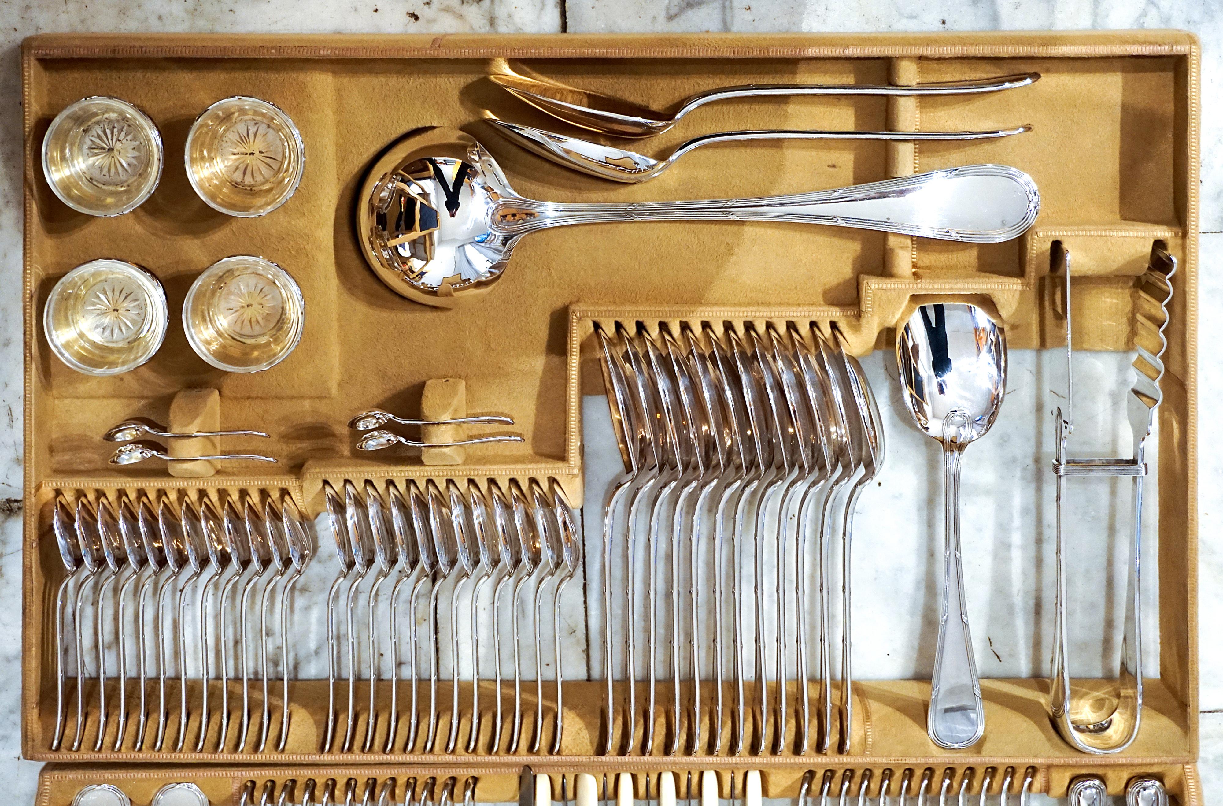 Elegante set di posate in argento massiccio per dodici persone composto da 173 Part in scatola di legno originale.
 
Data di fabbricazione:  1915 circa

Materiale:   Massiccio argento '800', lame dei coltelli in acciaio inossidabile

Tipo di forma: 