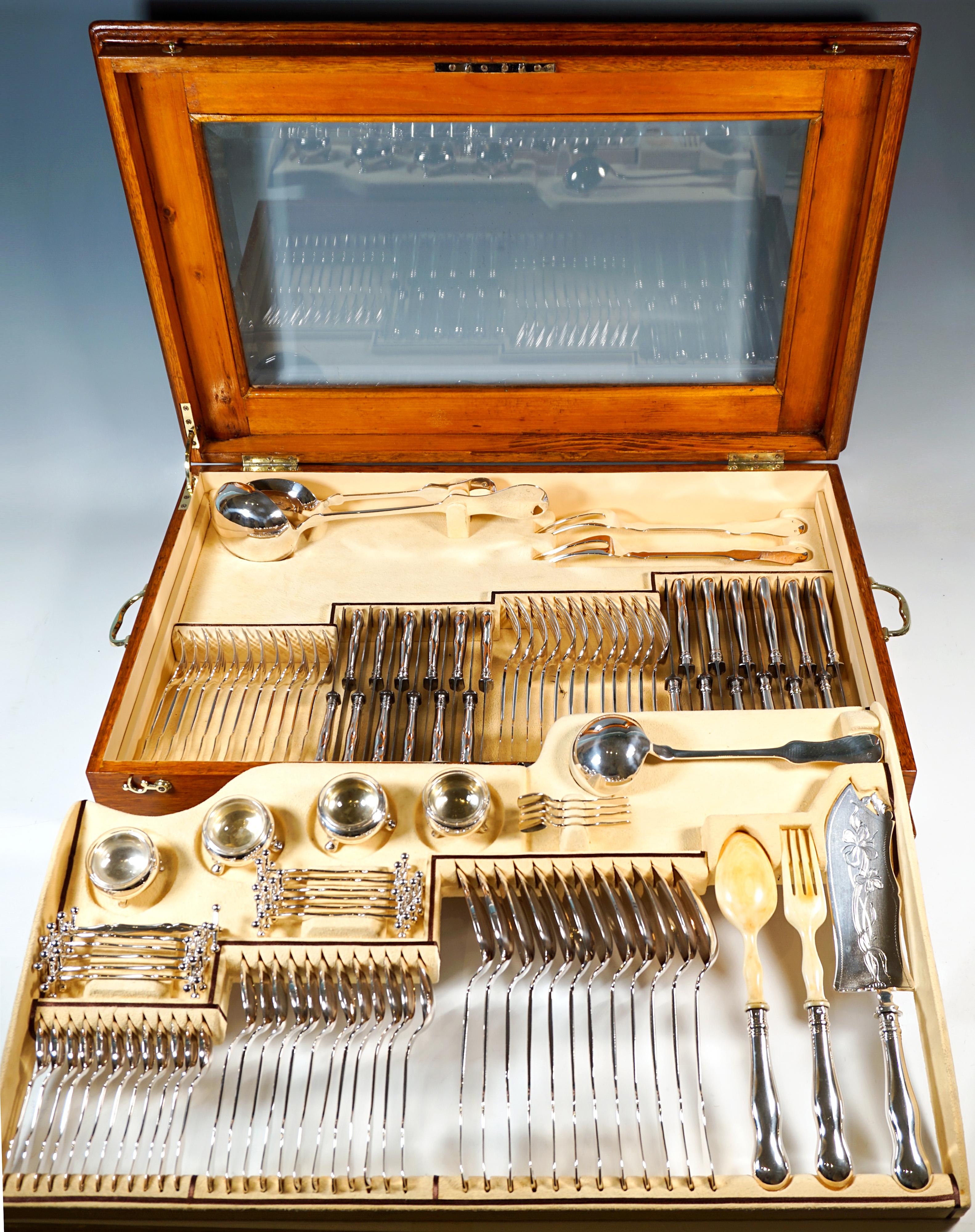 Ungherese Set di posate d'argento Art Nouveau per 12 persone in vetrina, Austria-Ungheria in vendita