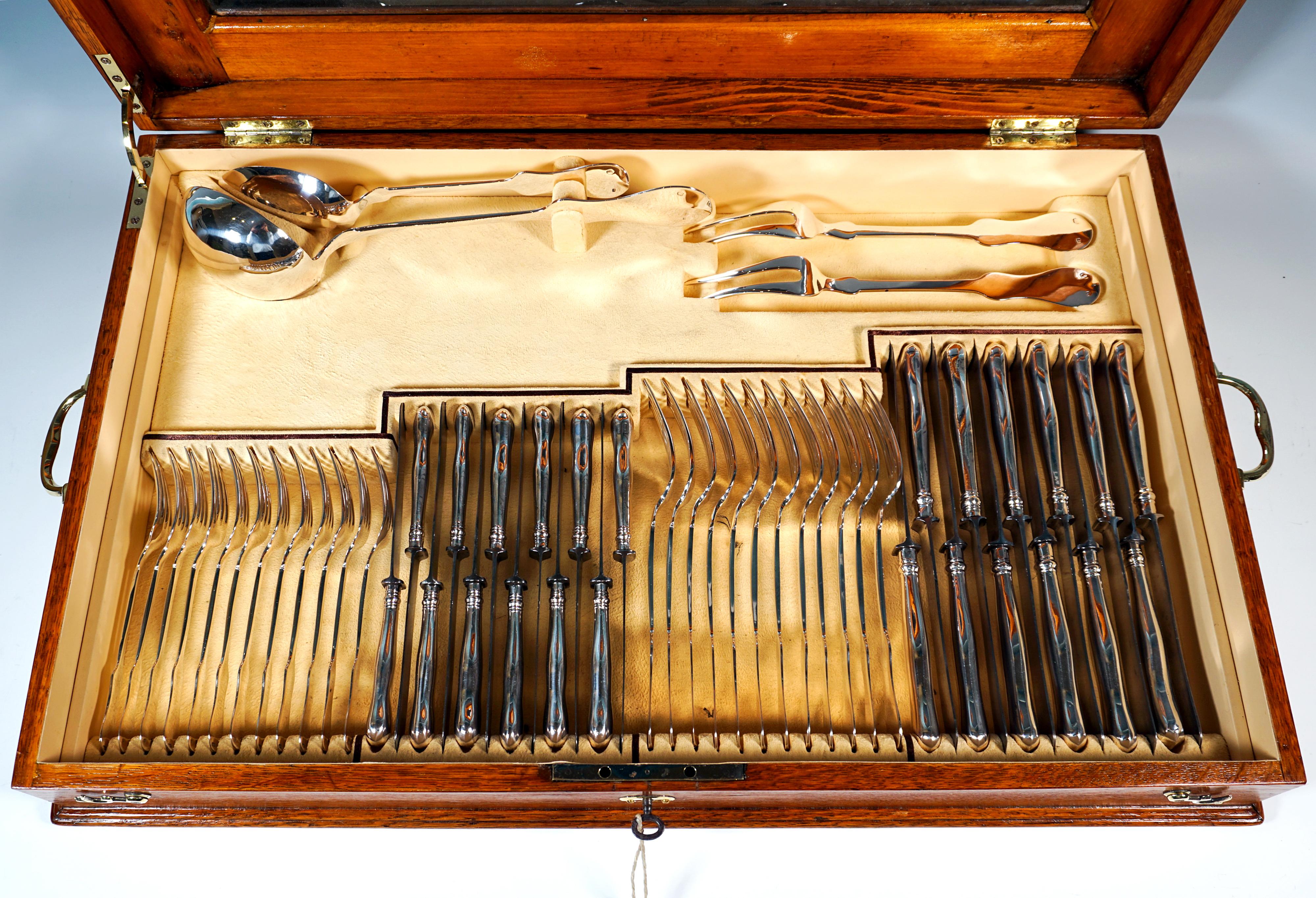 Fatto a mano Set di posate d'argento Art Nouveau per 12 persone in vetrina, Austria-Ungheria in vendita