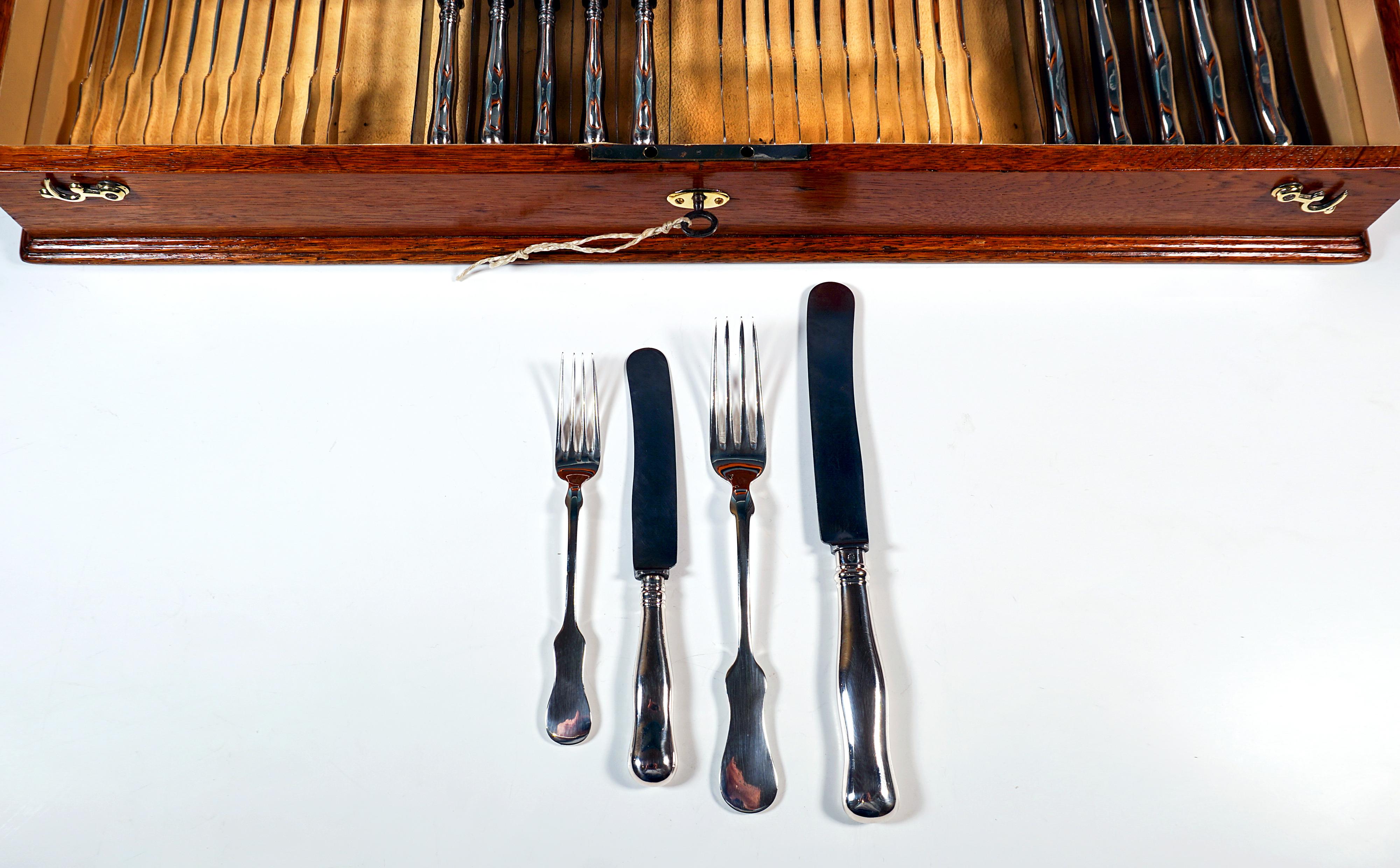 Set di posate d'argento Art Nouveau per 12 persone in vetrina, Austria-Ungheria In condizioni buone in vendita a Vienna, AT