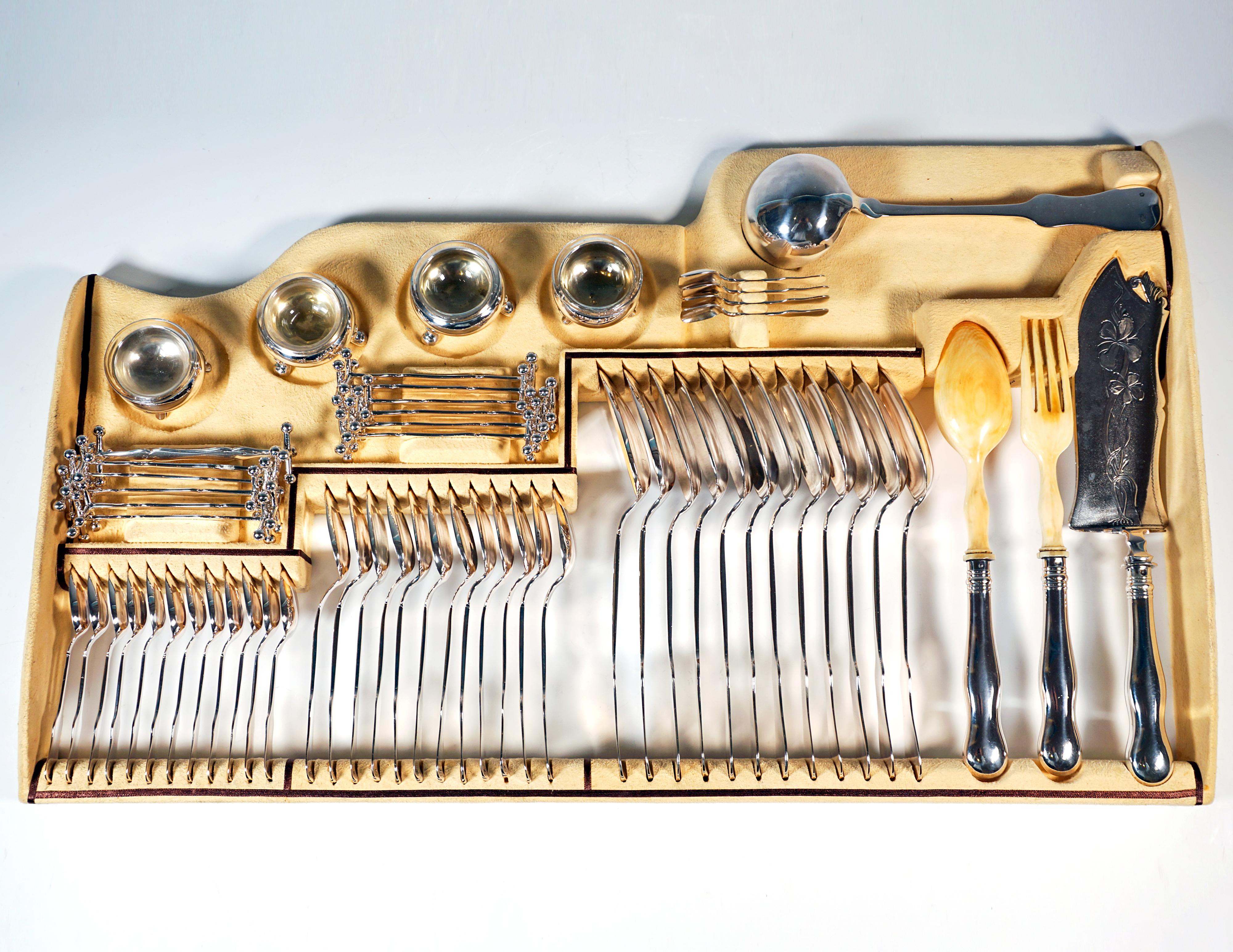 Inizio XX secolo Set di posate d'argento Art Nouveau per 12 persone in vetrina, Austria-Ungheria in vendita