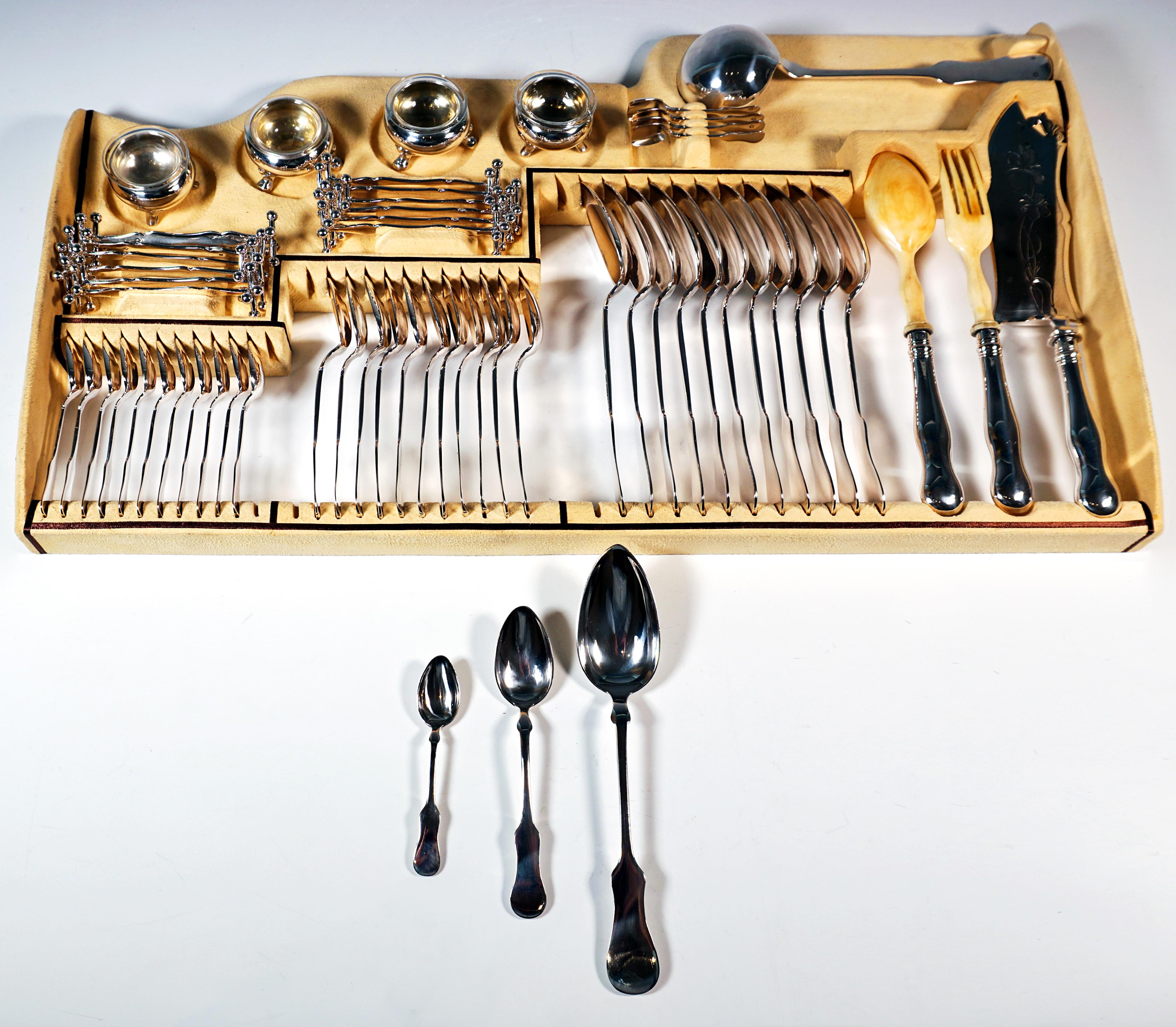 Argento Set di posate d'argento Art Nouveau per 12 persone in vetrina, Austria-Ungheria in vendita