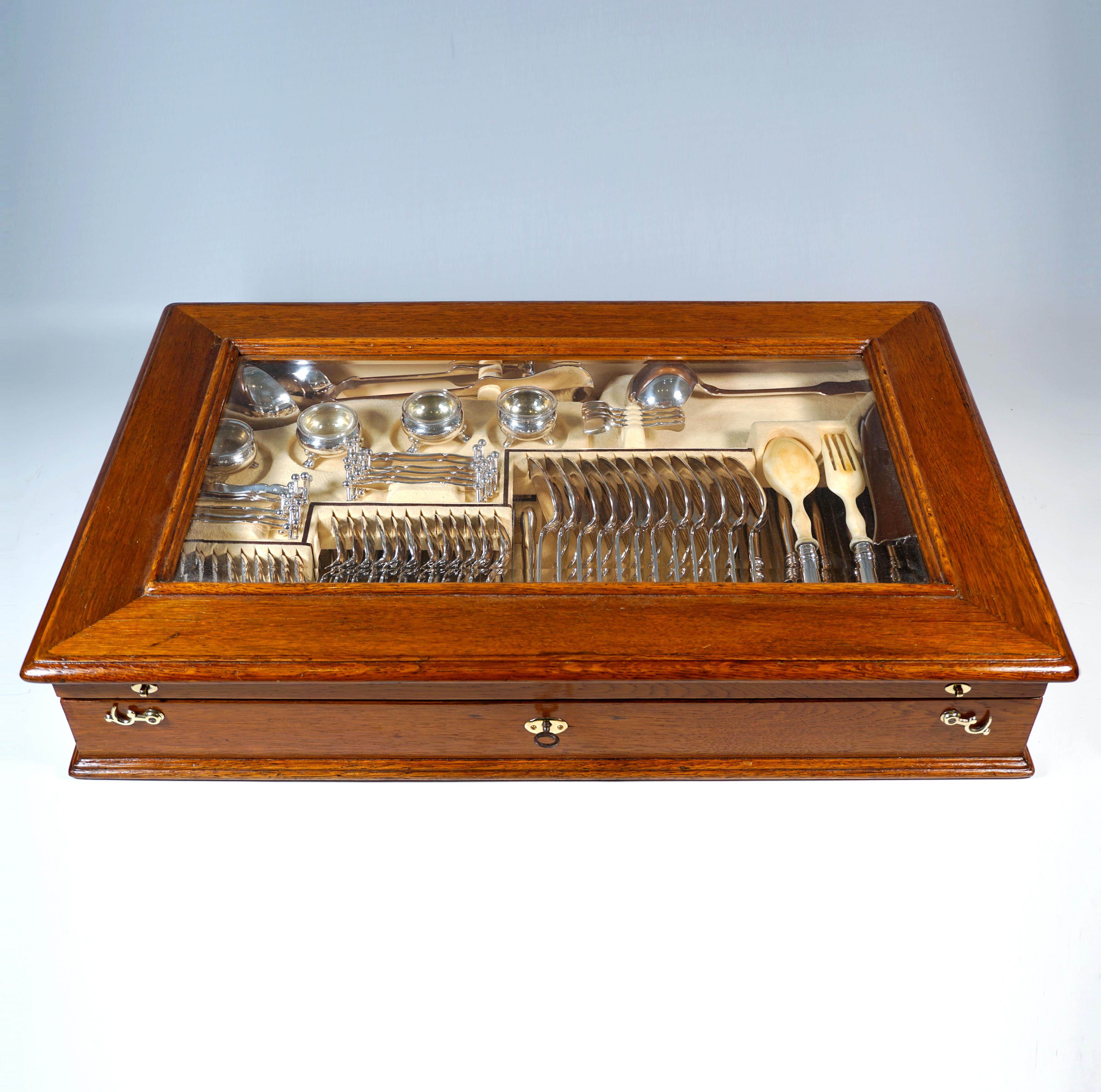 Set di posate d'argento Art Nouveau per 12 persone in vetrina, Austria-Ungheria in vendita 2