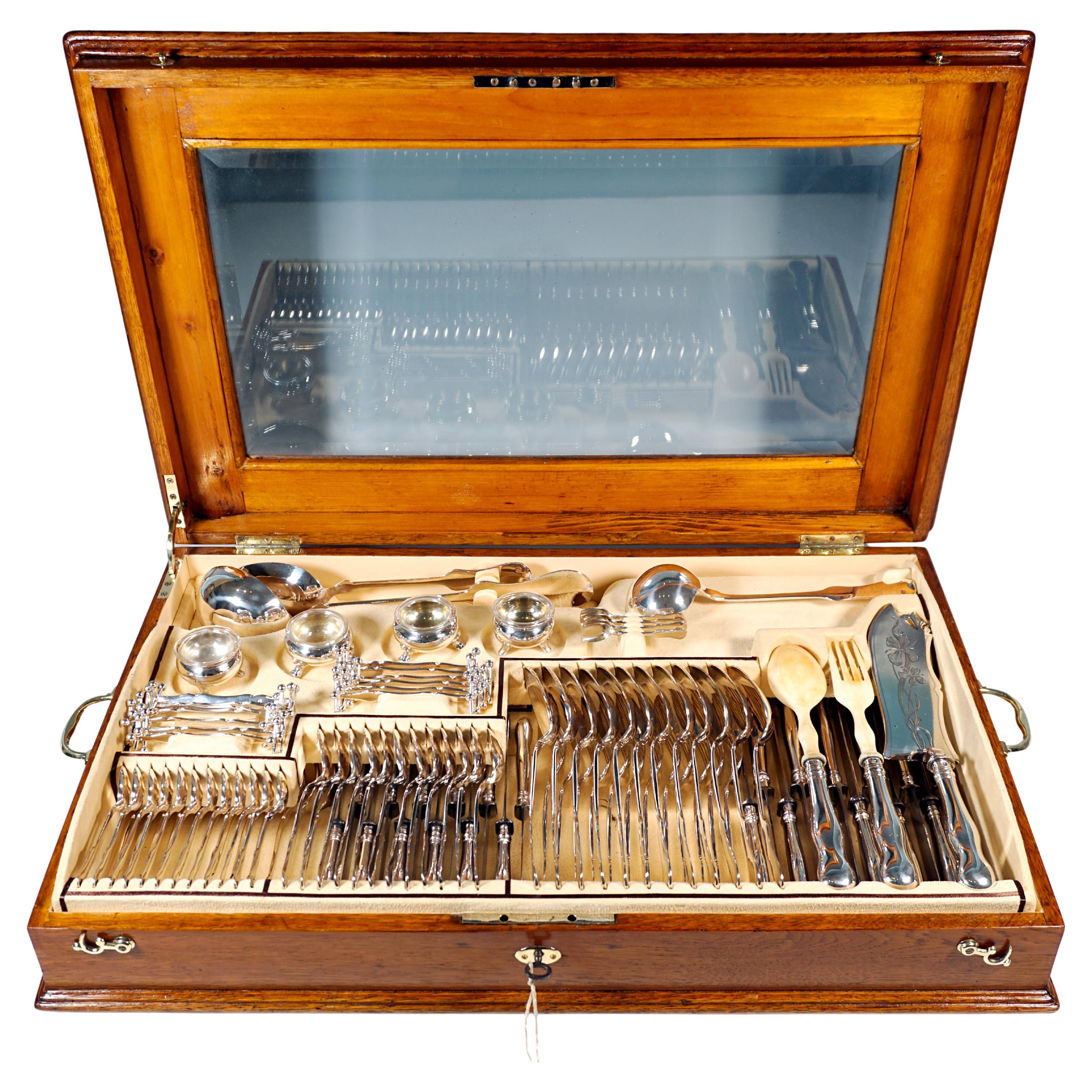 Set di posate d
argento Art Nouveau per 12 persone in vetrina, Austria-Ungheria