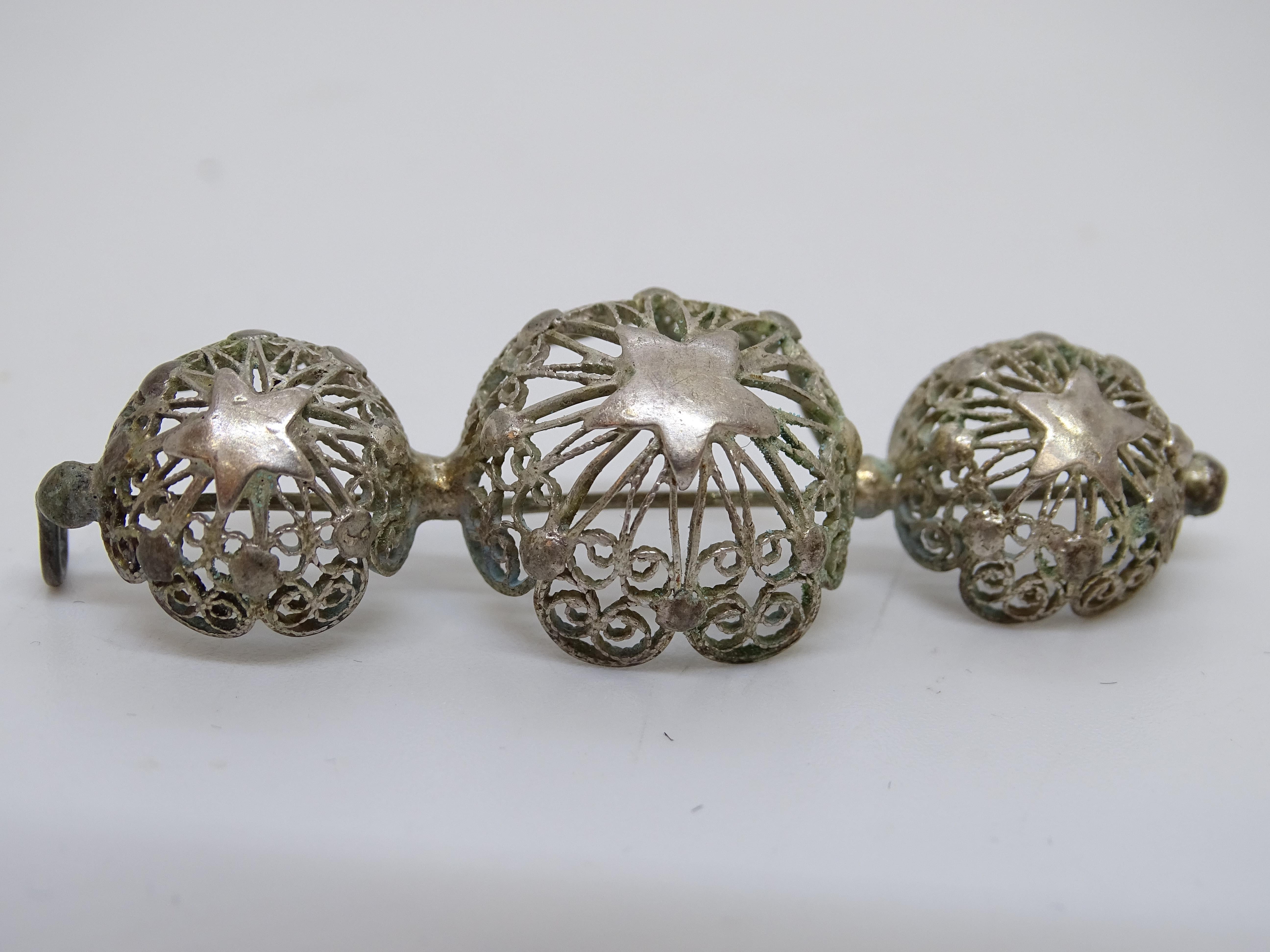 Jugendstil Silber filigrane Brosche drei dekorative kugelförmige Elemente Spanisch im Angebot 11