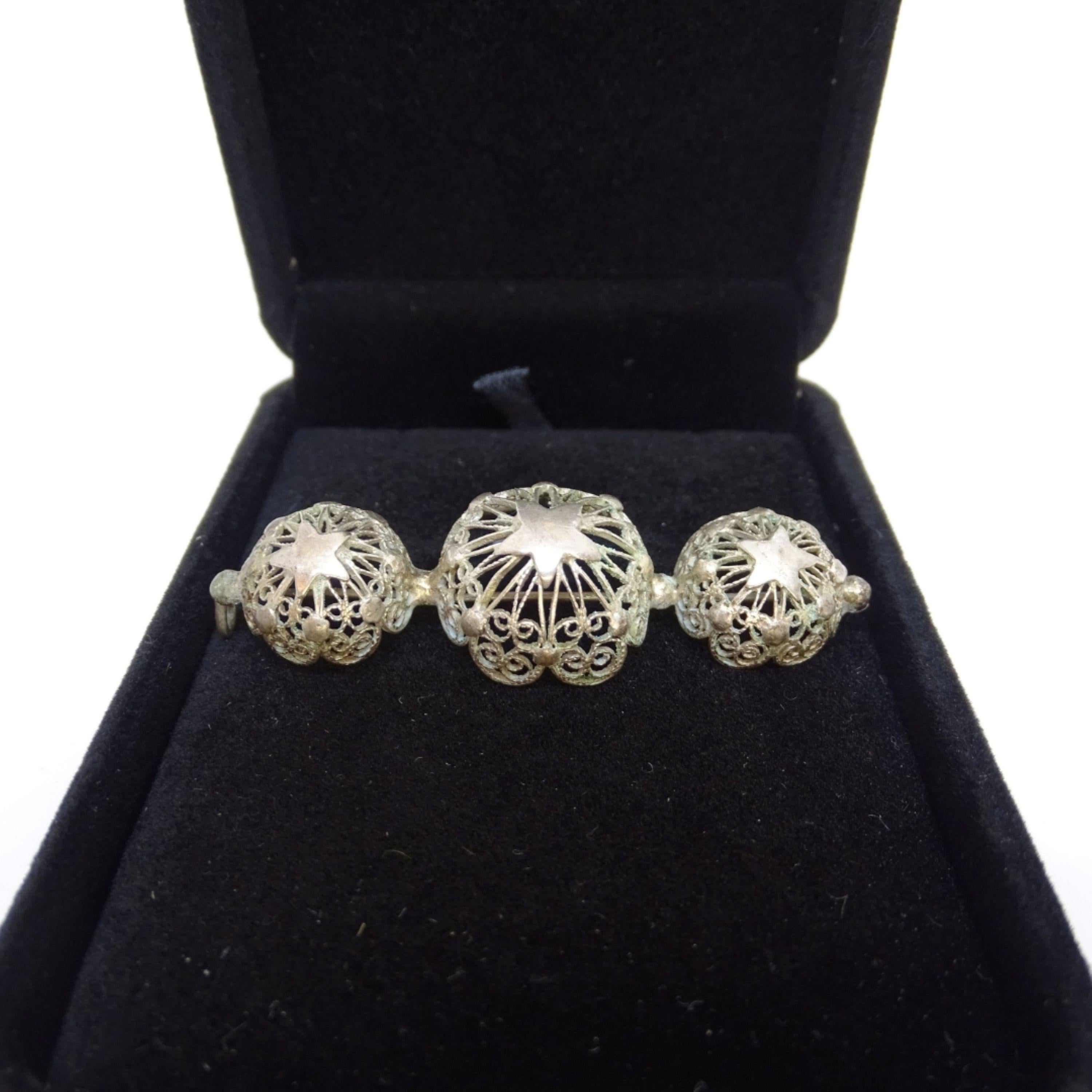Jugendstil Silber filigrane Brosche drei dekorative kugelförmige Elemente Spanisch im Angebot 12