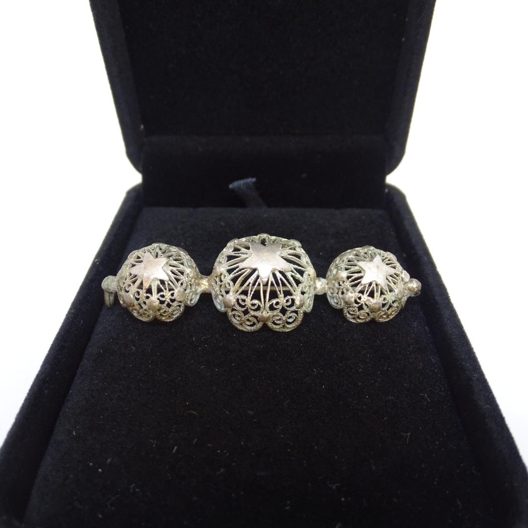 Jugendstil Silber filigrane Brosche drei dekorative kugelförmige Elemente Spanisch im Angebot 14