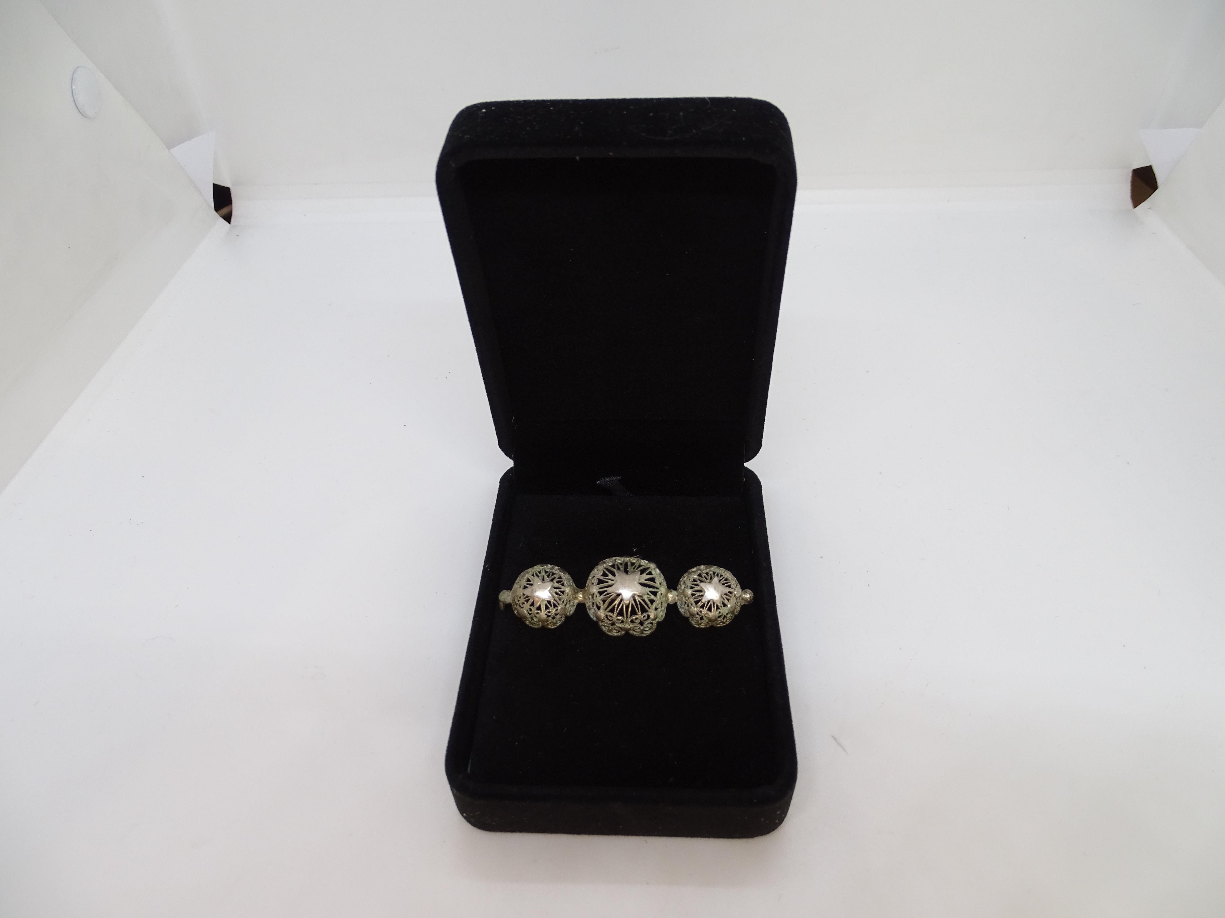 Jugendstil Silber filigrane Brosche drei dekorative kugelförmige Elemente Spanisch für Damen oder Herren im Angebot