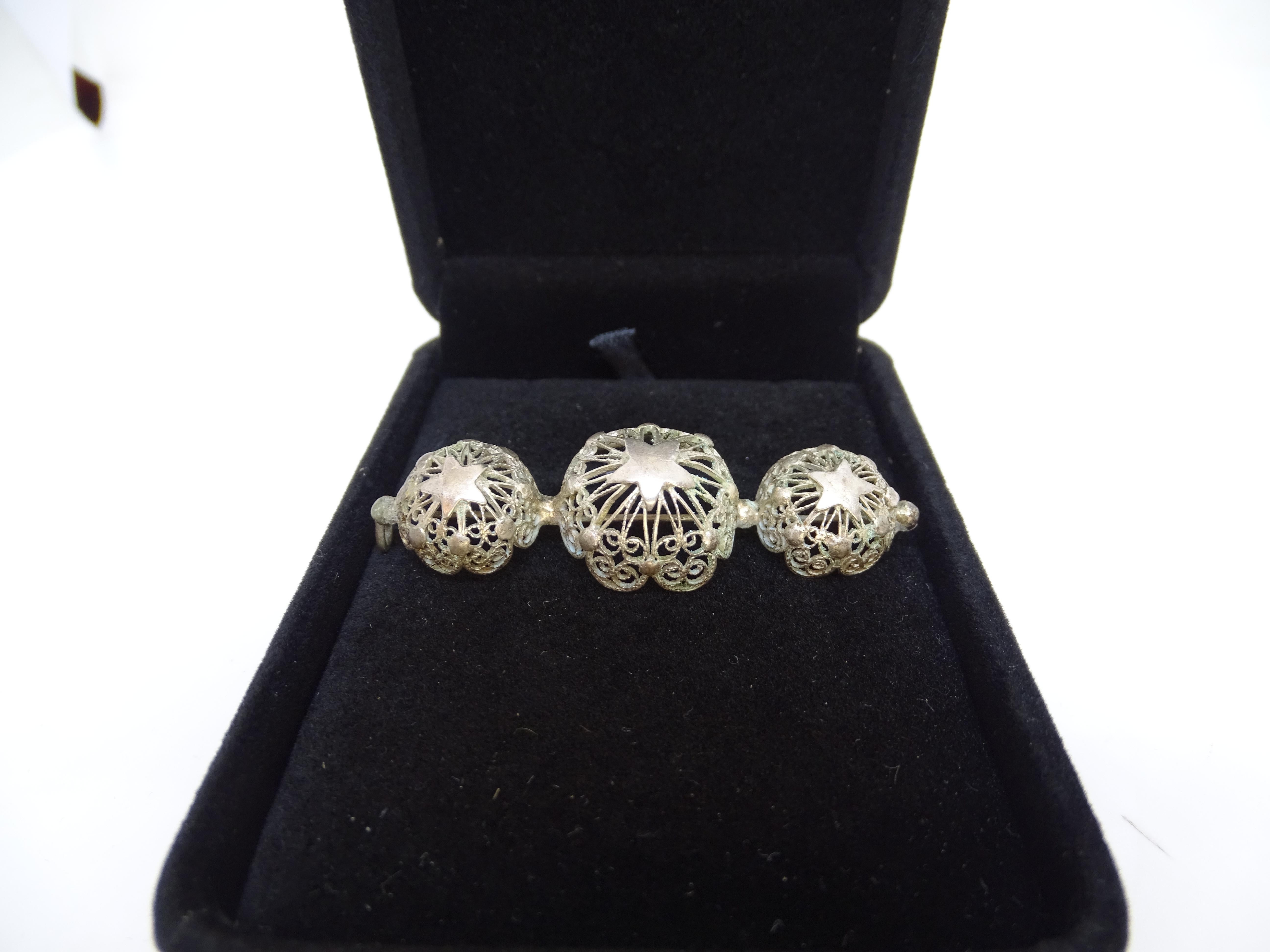 Jugendstil Silber filigrane Brosche drei dekorative kugelförmige Elemente Spanisch im Angebot 1