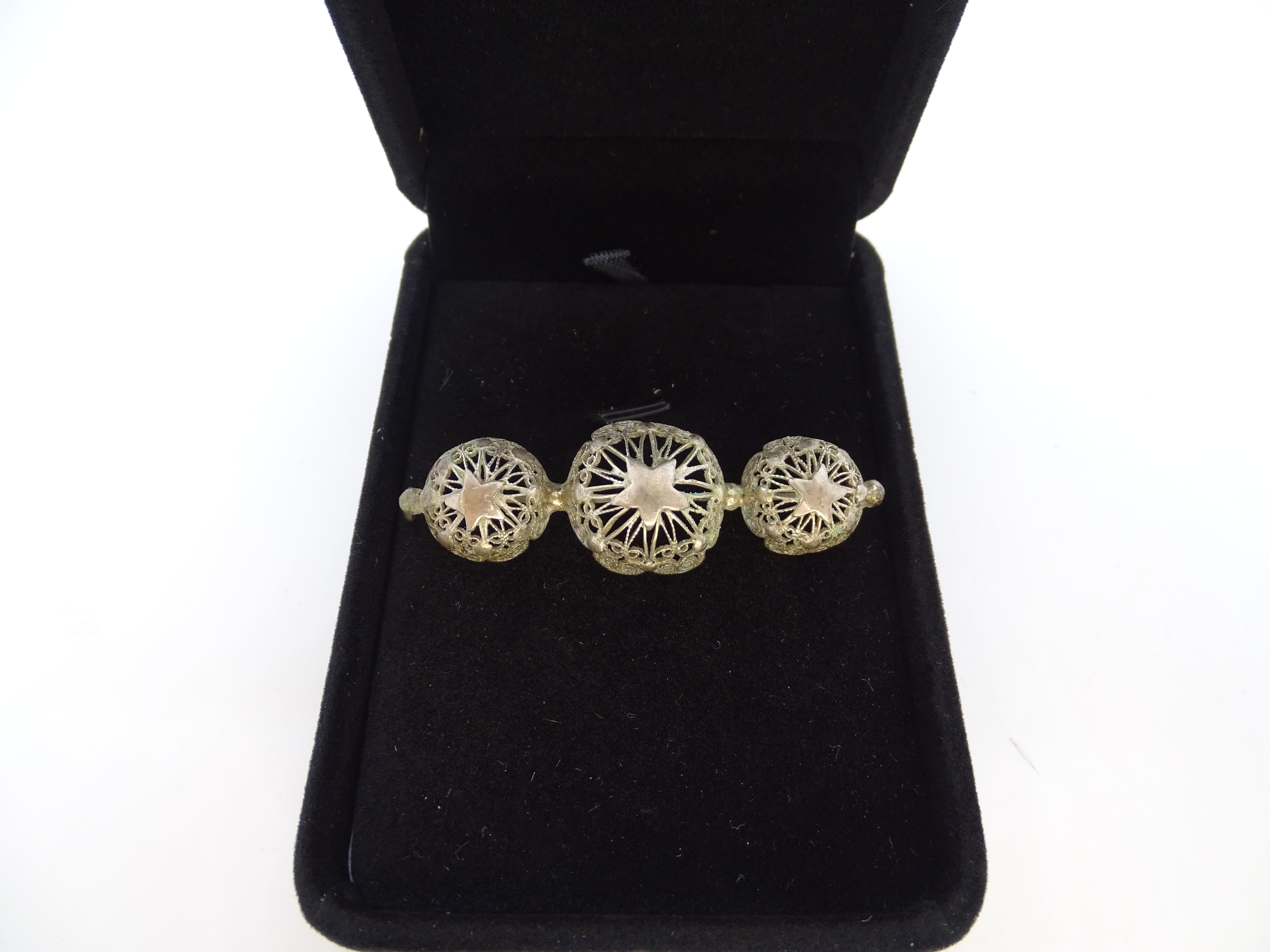 Jugendstil Silber filigrane Brosche drei dekorative kugelförmige Elemente Spanisch im Angebot 2