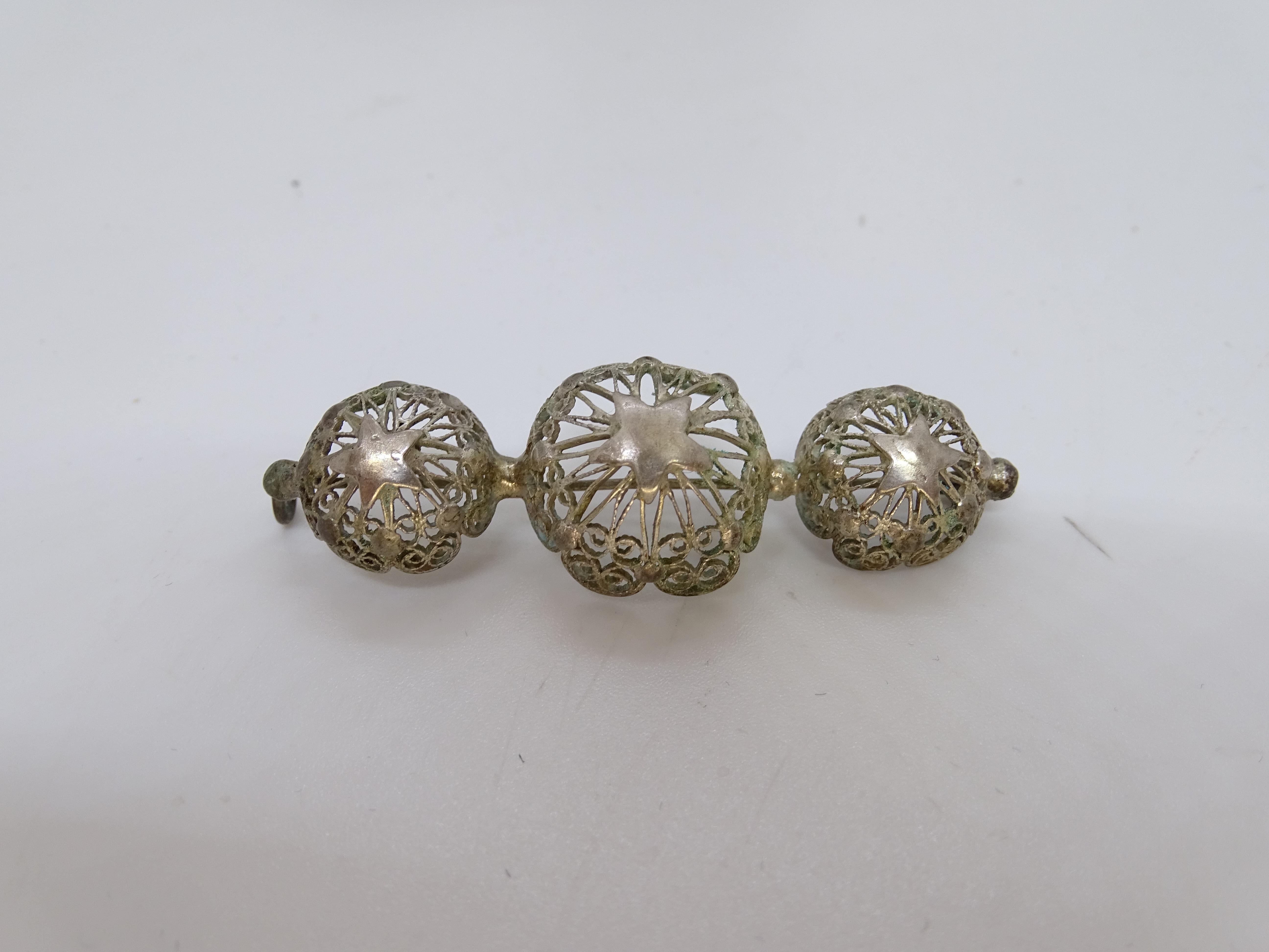Jugendstil Silber filigrane Brosche drei dekorative kugelförmige Elemente Spanisch im Angebot 3