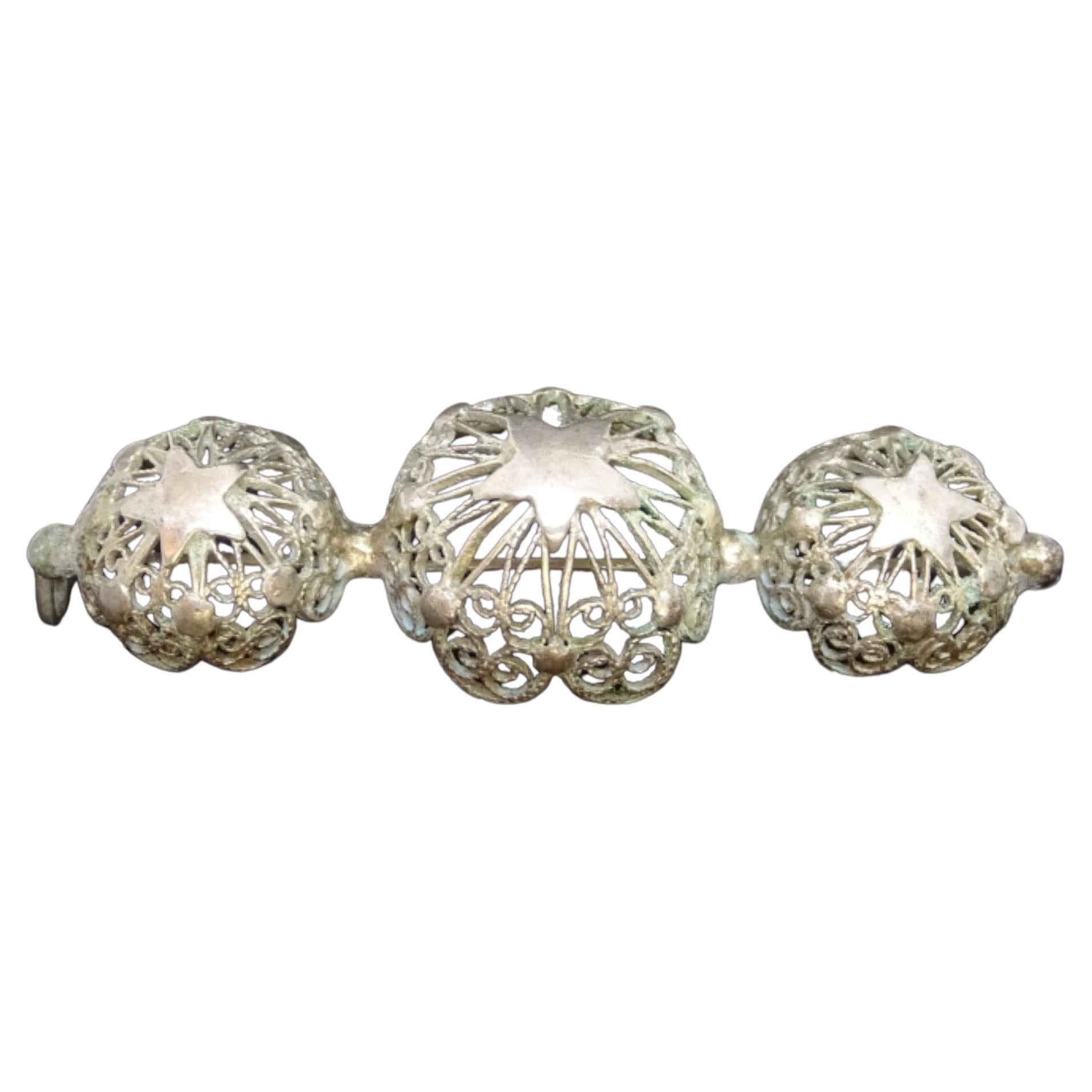 Jugendstil Silber filigrane Brosche drei dekorative kugelförmige Elemente Spanisch im Angebot