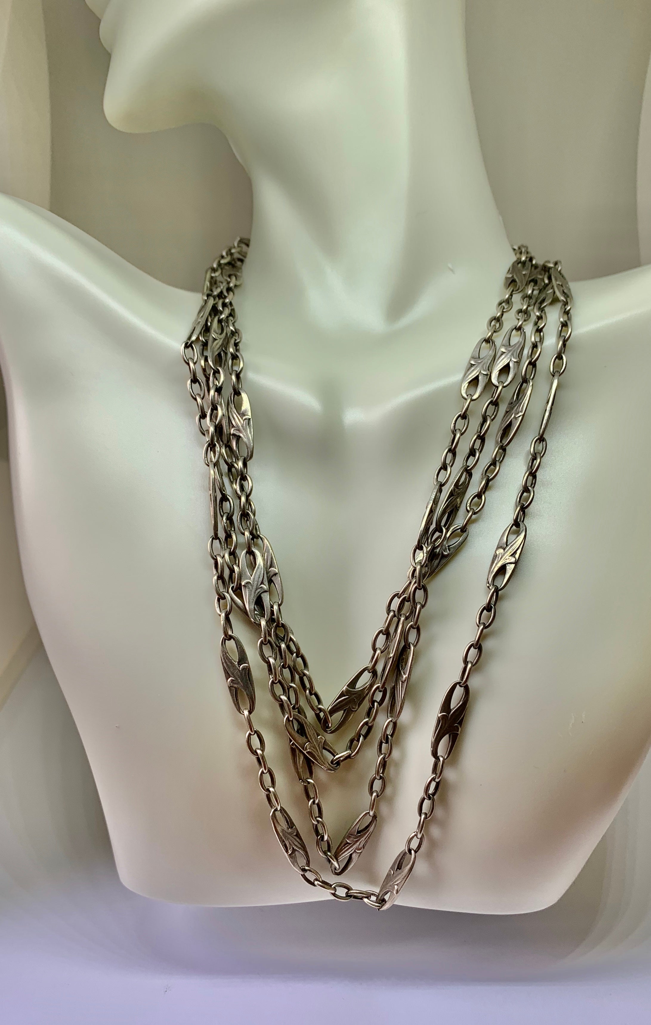 THIS IS A RARE MUSEUM QUALITY ART NOUVEAU - BELLE EPOQUE LONG CHAIN NECKLACE WITH THE MOST GORGEOUS ACANTHUS LEAF MOTIF LINKS IN SILVER AND OF A MAGNIFICENT 61 INCHES THE LENGTH.  THE NECKLACE DATING TO CIRCA 1890-1910.
It is very rare to find long