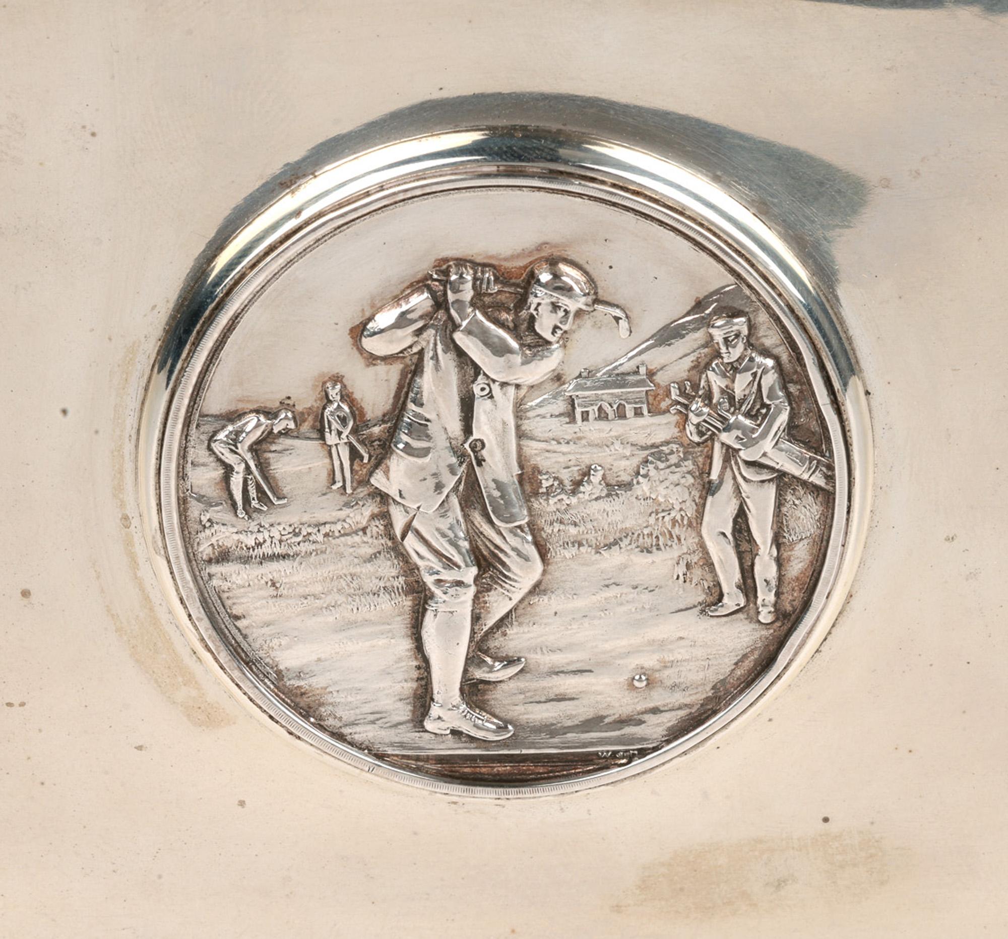 Une très belle boîte de présentation en argent Art Nouveau montée avec un médaillon de golf par Henry Pope et avec des marques de date pour Birmingham 1897. La boîte est de forme rectangulaire, avec un couvercle à charnière affleurant sur toute la