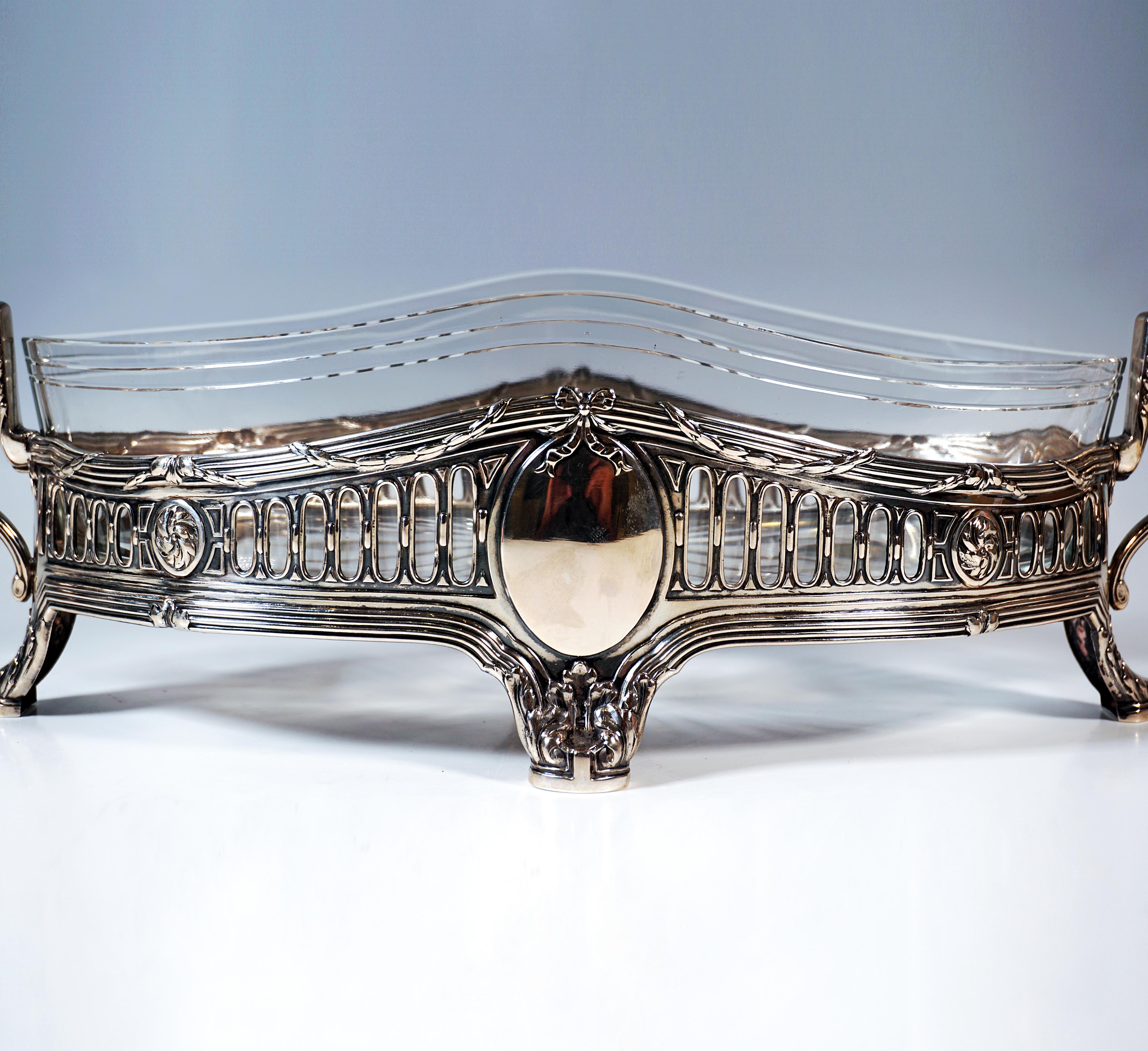 Tedesco Jardinière d'argento Art Nouveau a forma di navetta, Koch & Bergfeld Germania, 1900 ca. in vendita