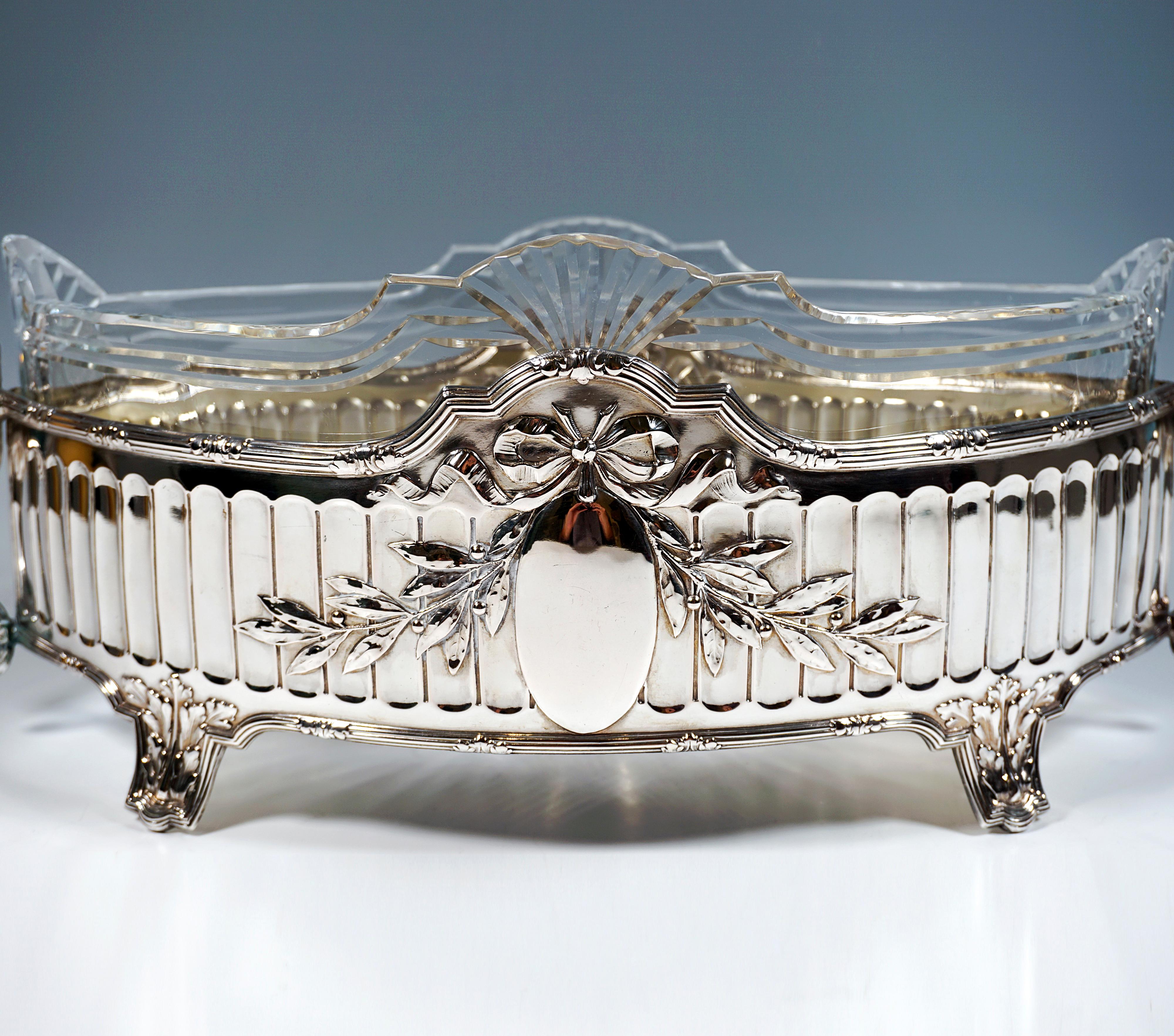 Art Nouveau Silver Jardinière In Navette Form, Koch & Bergfeld Germany, Ca 1900 In Good Condition For Sale In Vienna, AT