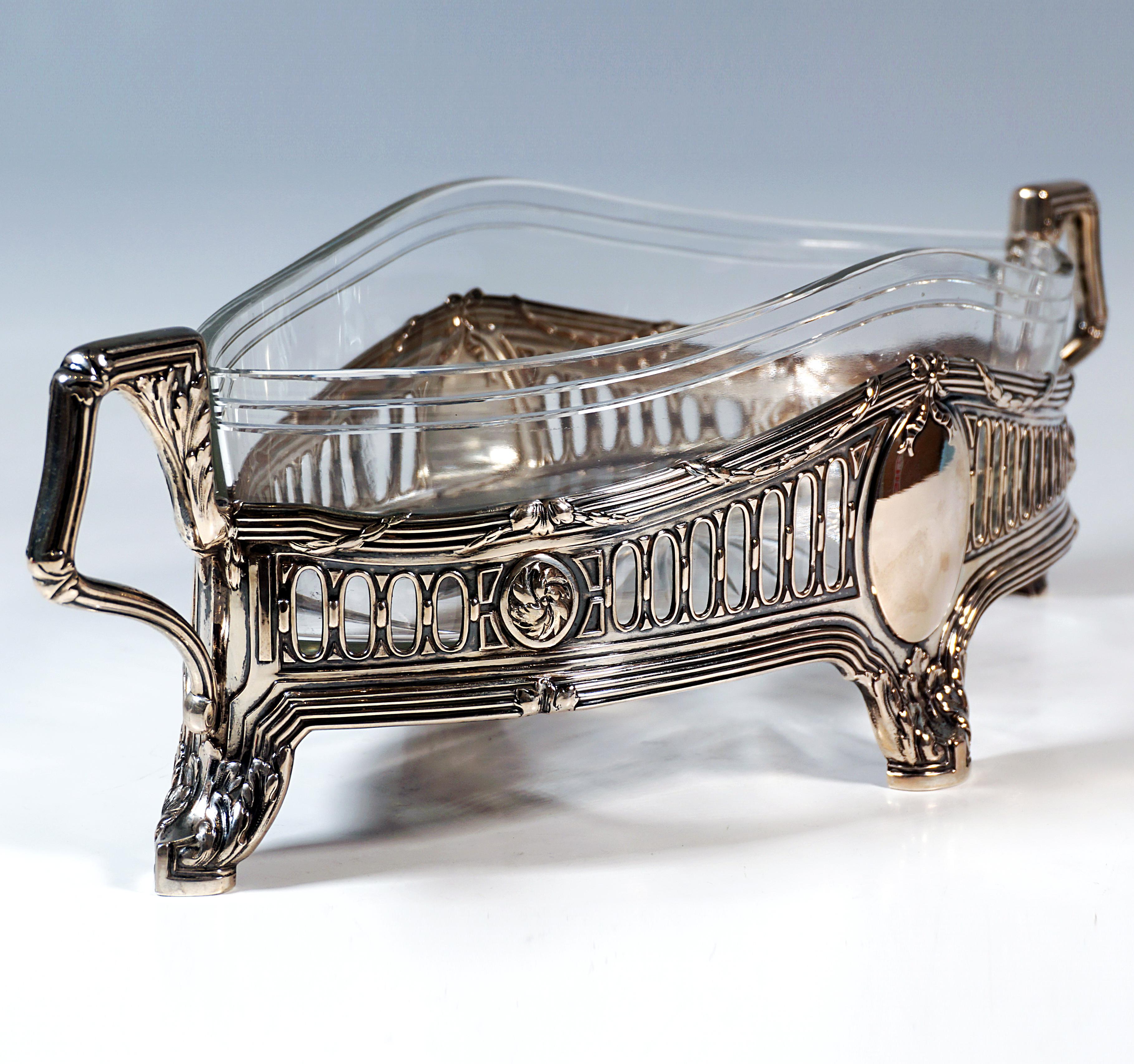 Fatto a mano Jardinière d'argento Art Nouveau a forma di navetta, Koch & Bergfeld Germania, 1900 ca. in vendita