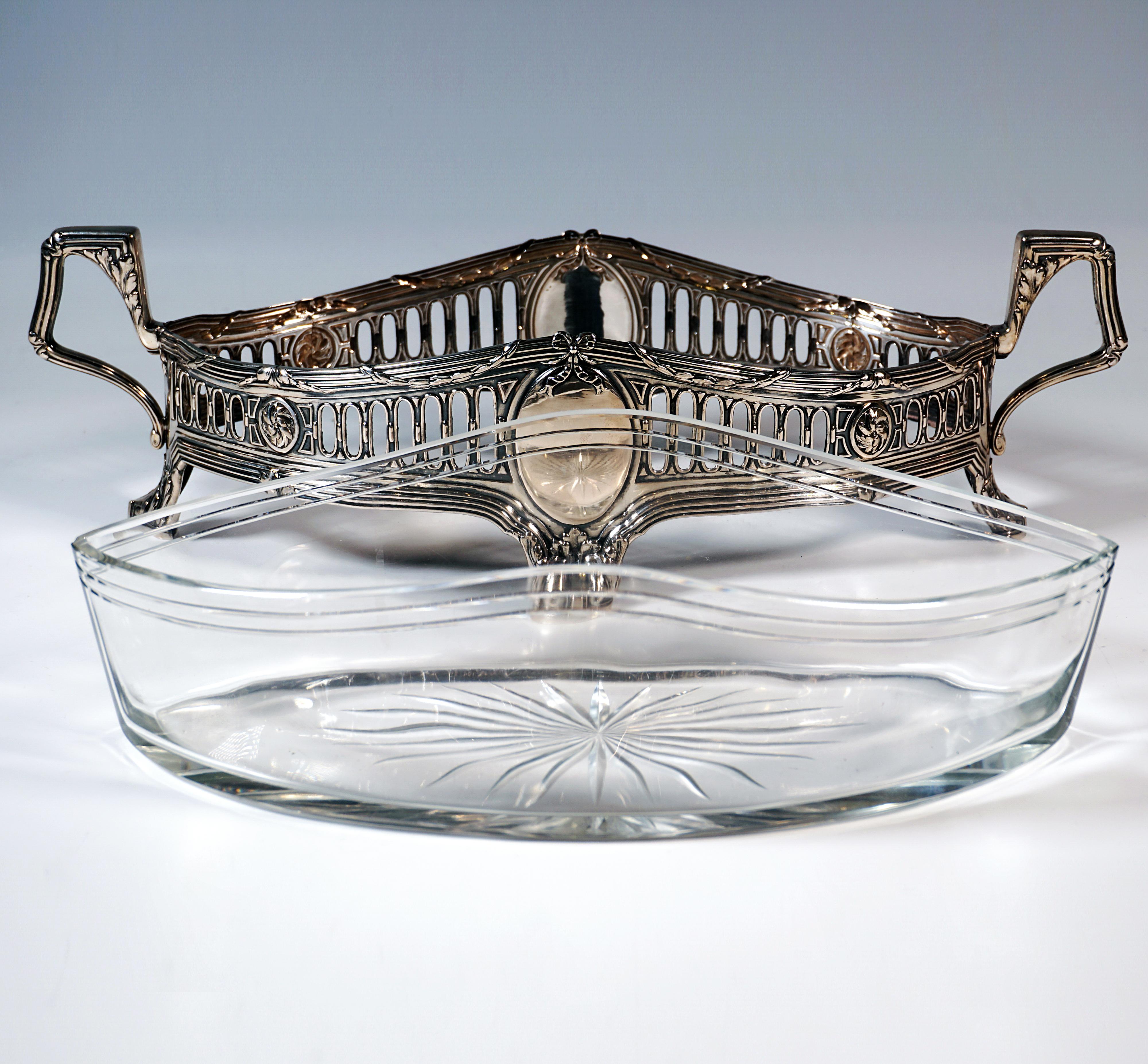 Jardinière d'argento Art Nouveau a forma di navetta, Koch & Bergfeld Germania, 1900 ca. In condizioni buone in vendita a Vienna, AT