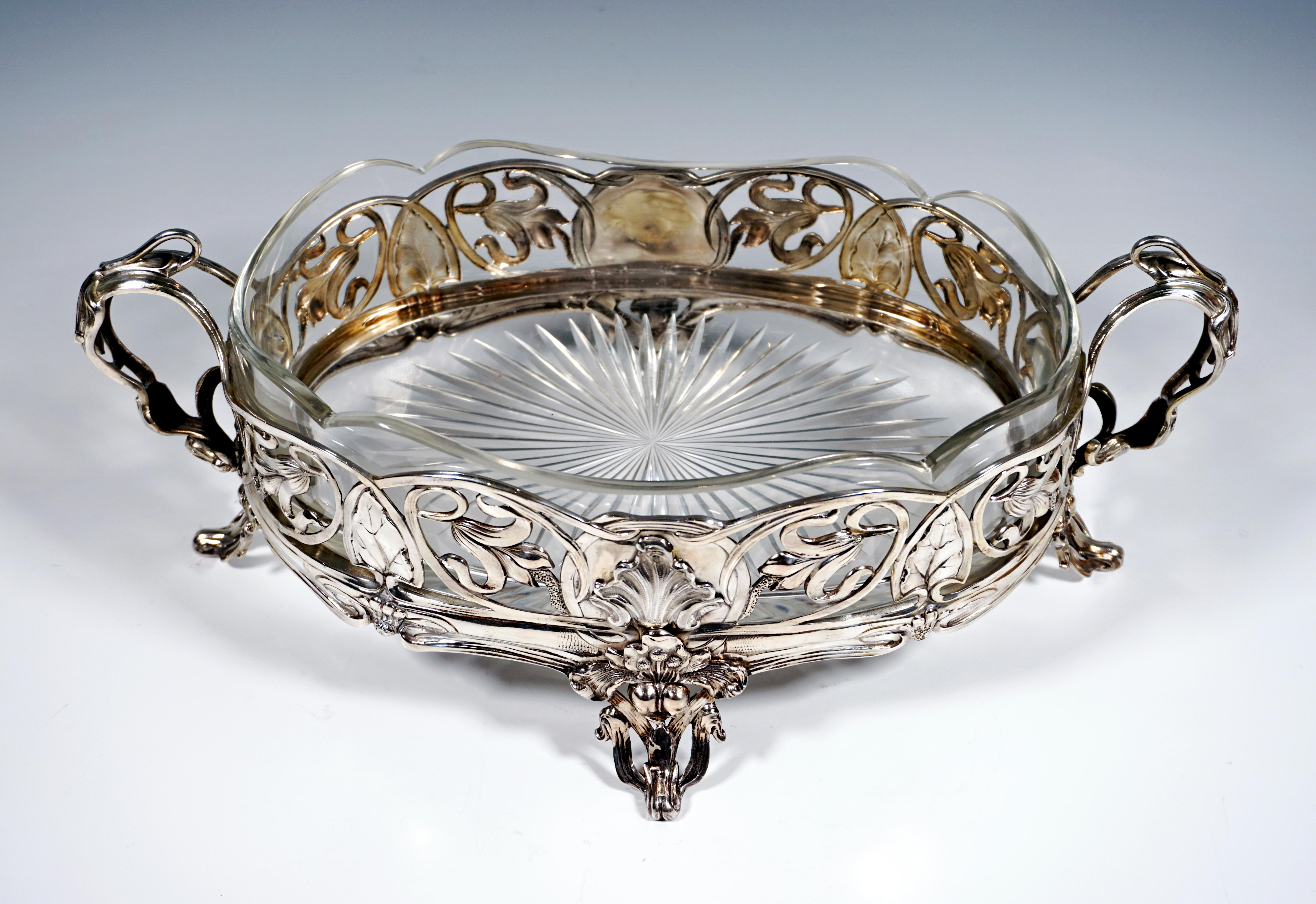 Art Nouveau Silver Jardiniere with Original Glass Liner Viennese Master, ca 1900 In Good Condition For Sale In Vienna, AT