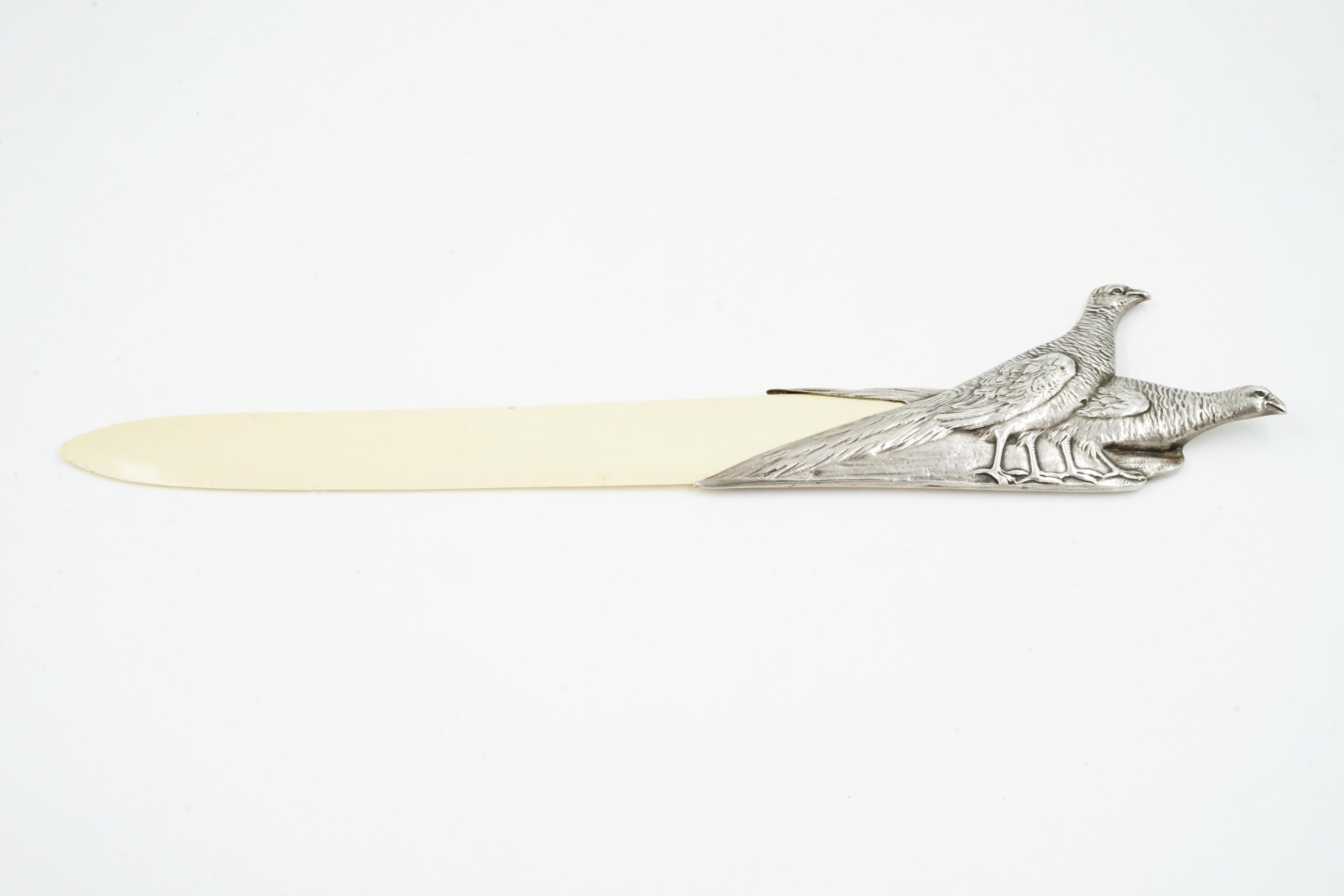 Jugendstil-Brieföffner aus Silber
öffnet Briefe mit Rebhuhnmotiv
Jugendstil Material Silber und Vermeil
Herkunft Österreich CIRCA 1900
Perfekter Zustand
Versiegelt hinter 900 und Geschuzt
Art Nouveau wörtlich 