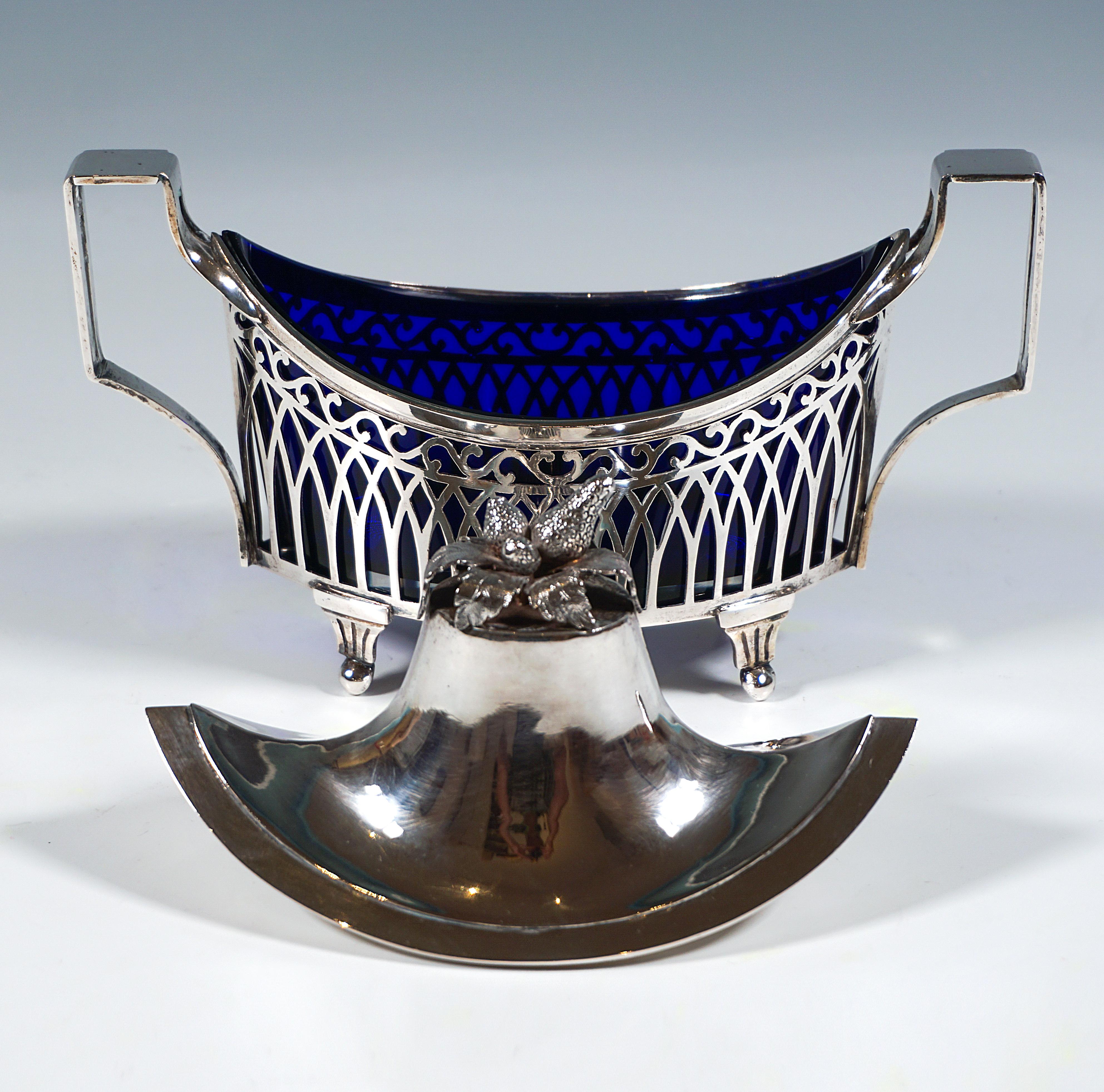 Cuenco Art Nouveau de plata con tapa e inserto de cristal azul, J.Bannert, Viena, c 1900 Hecho a mano en venta