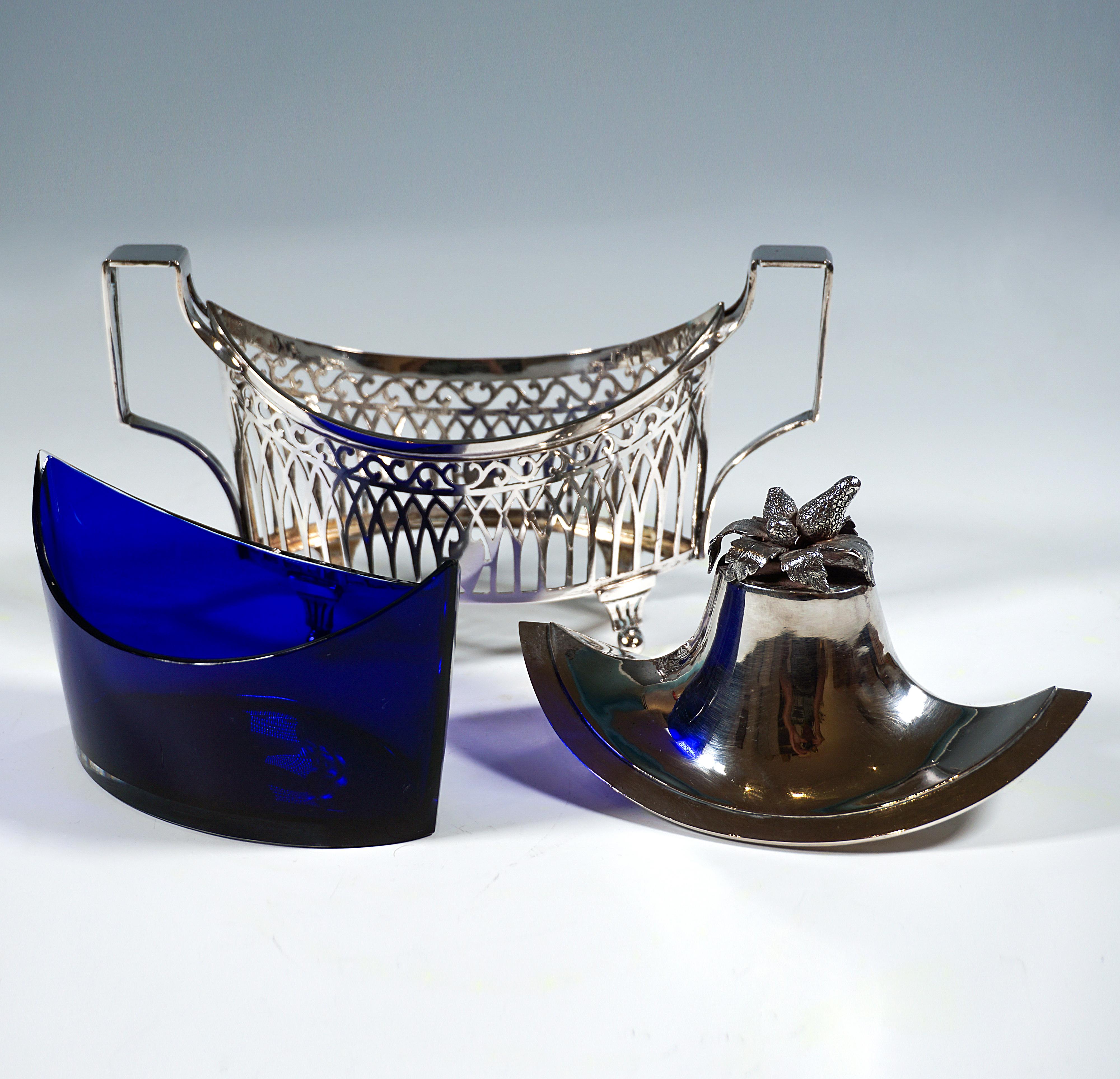 Cuenco Art Nouveau de plata con tapa e inserto de cristal azul, J.Bannert, Viena, c 1900 en Bueno estado para la venta en Vienna, AT