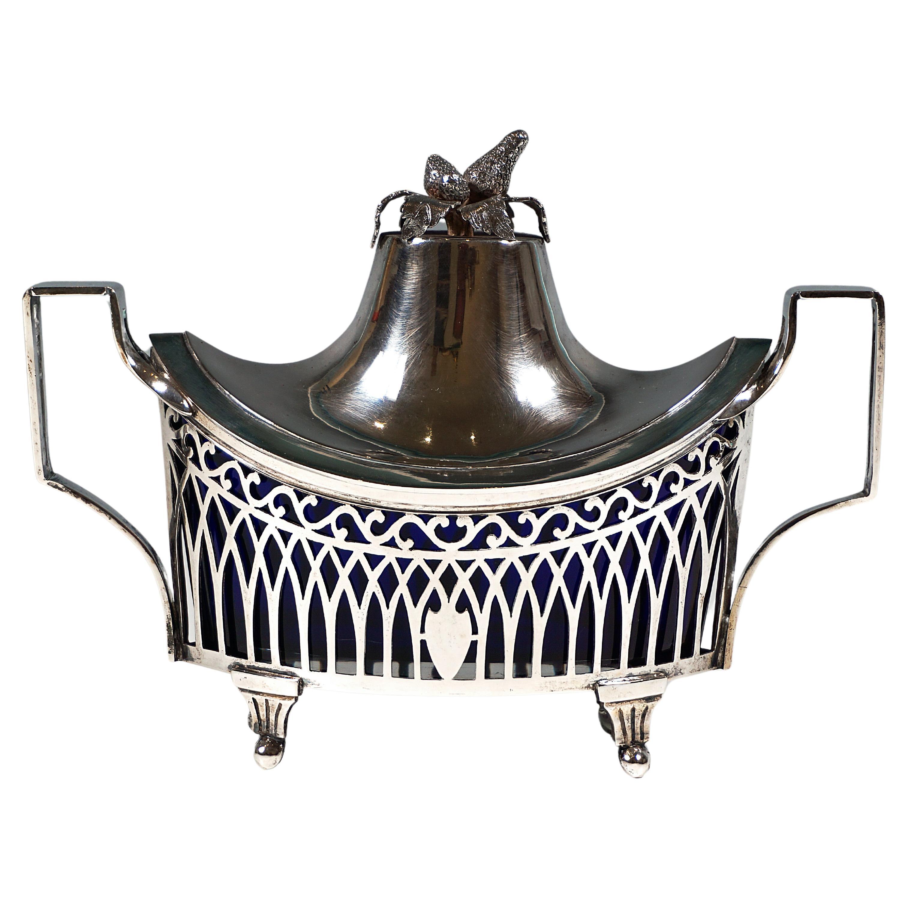 Cuenco Art Nouveau de plata con tapa e inserto de cristal azul, J.Bannert, Viena, c 1900