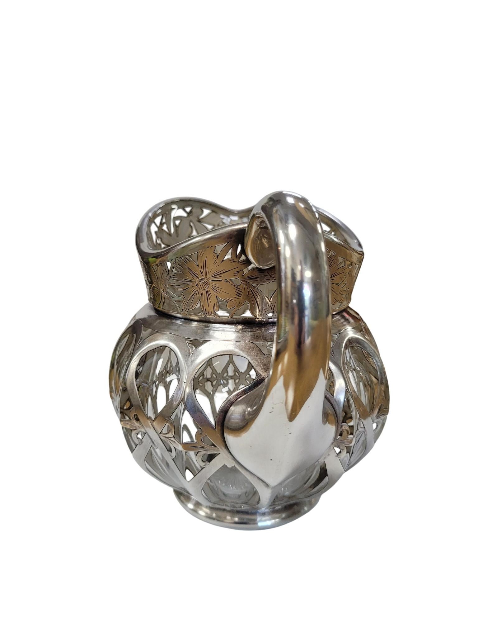 Jugendstil-Silbermontierter Glas-Sahnekrug, CIRCA 1890-1910 im Zustand „Gut“ im Angebot in North Palm Beach, FL