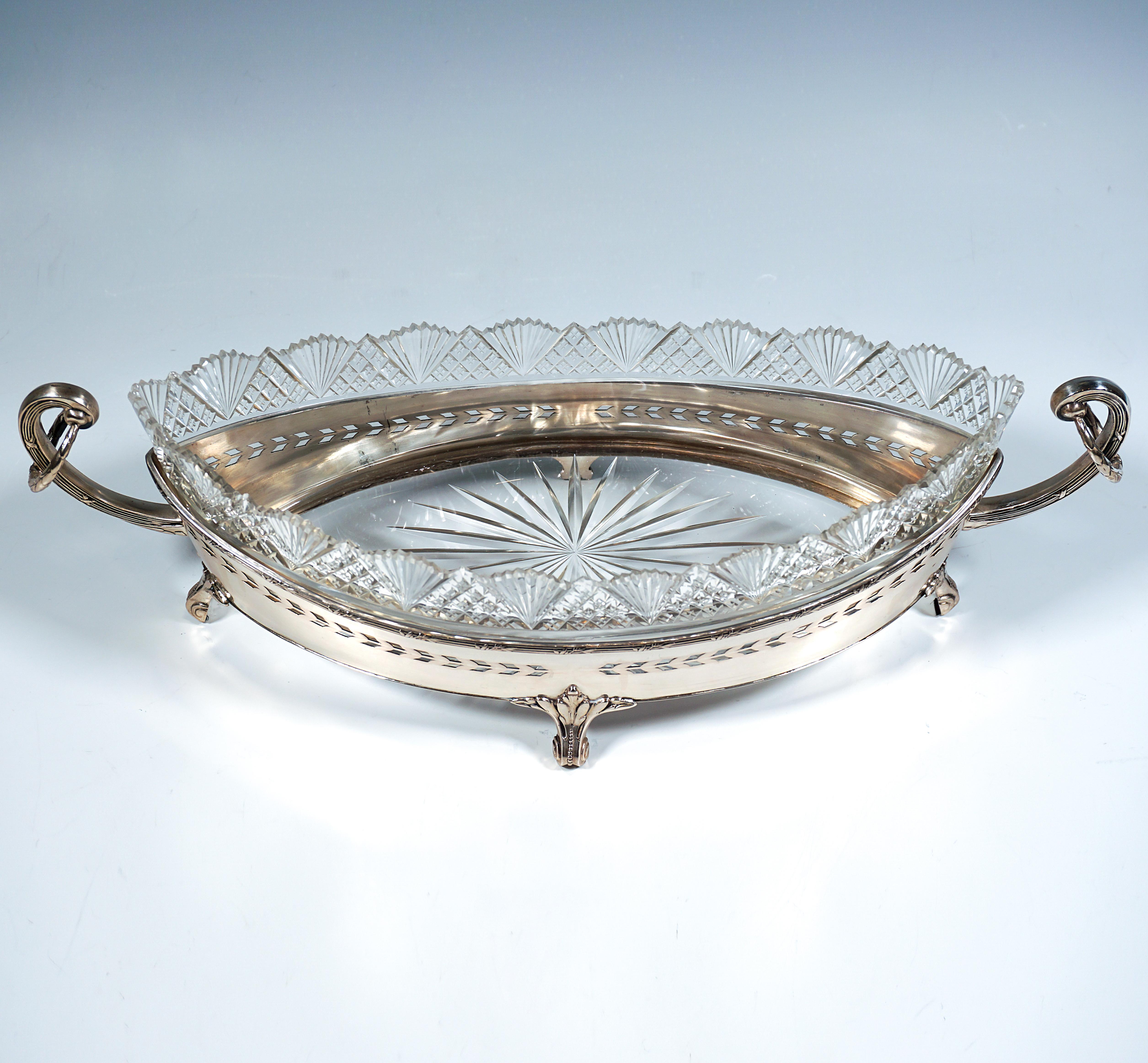 Jardinera Art Nouveau de plata en forma de Navette con forro de cristal tallado, Austria, 1905 Austríaco en venta