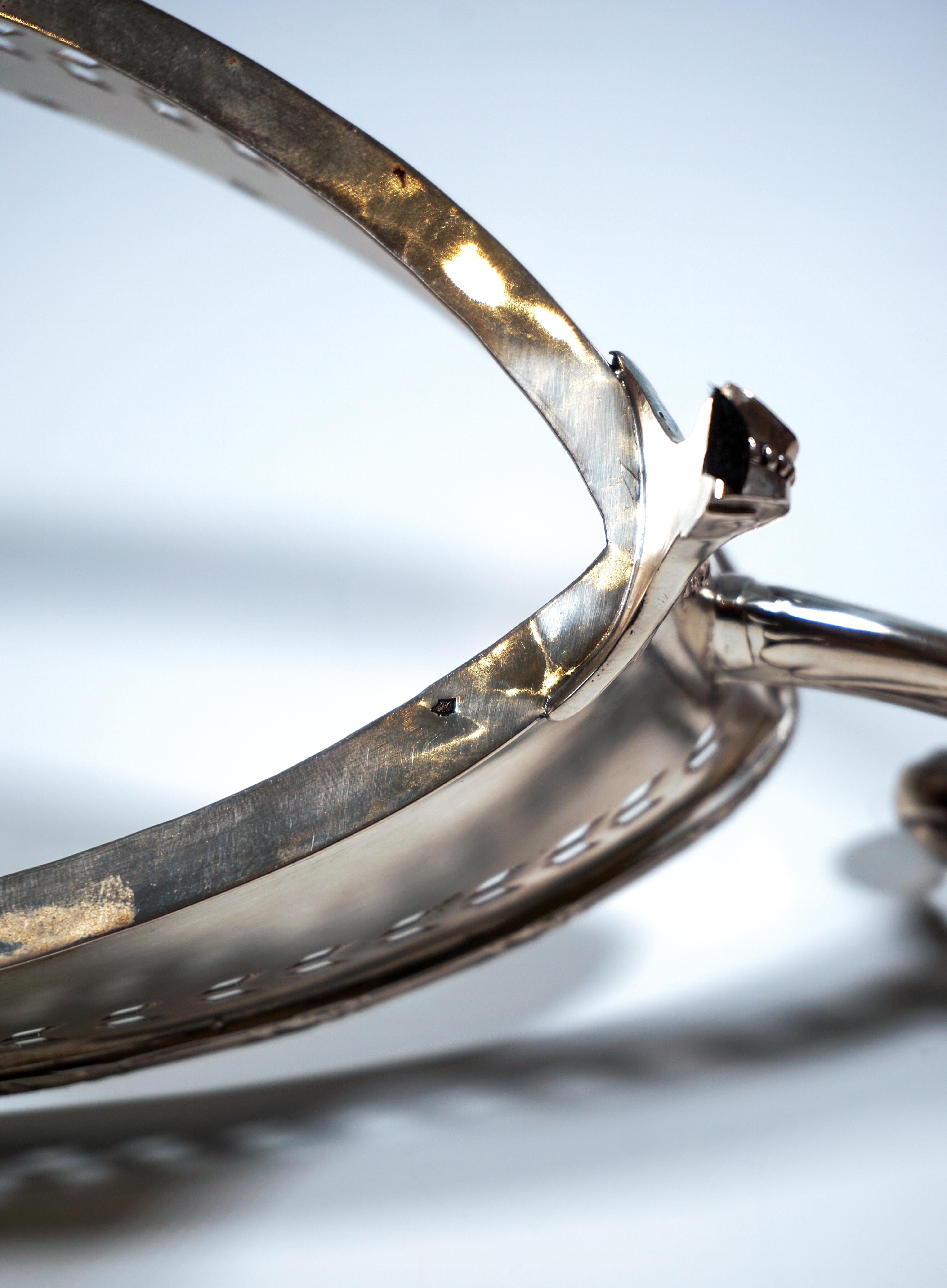 Jardinera Art Nouveau de plata en forma de Navette con forro de cristal tallado, Austria, 1905 Facetado en venta
