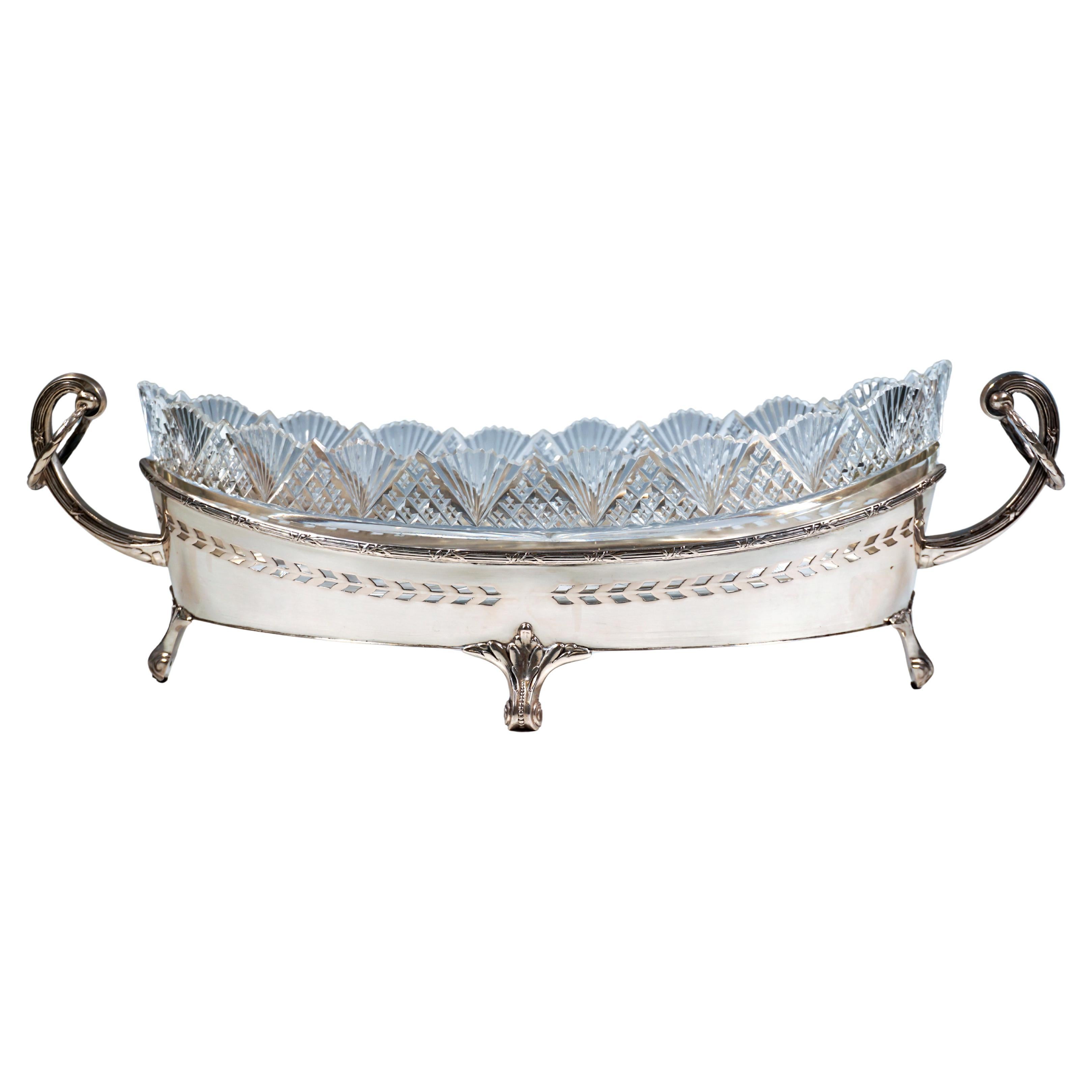 Jardinera Art Nouveau de plata en forma de Navette con forro de cristal tallado, Austria, 1905