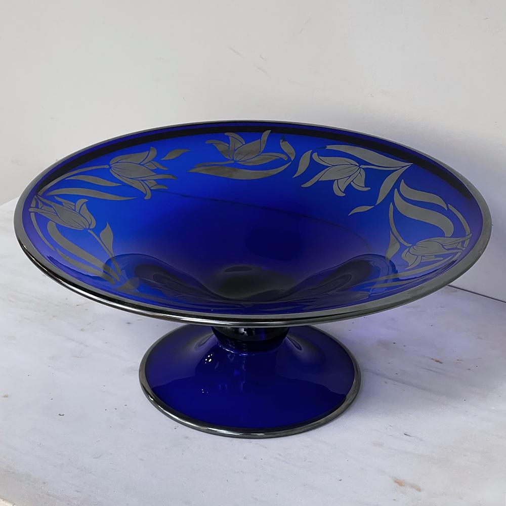 Ce centre de table Art Nouveau en verre bleu cobalt recouvert d'argent représente l'élégance classique d'une manière extraordinaire ! La riche coloration bleu profond dérivée du cobalt imprègne le verre, ce qui permet d'apprécier plus pleinement la