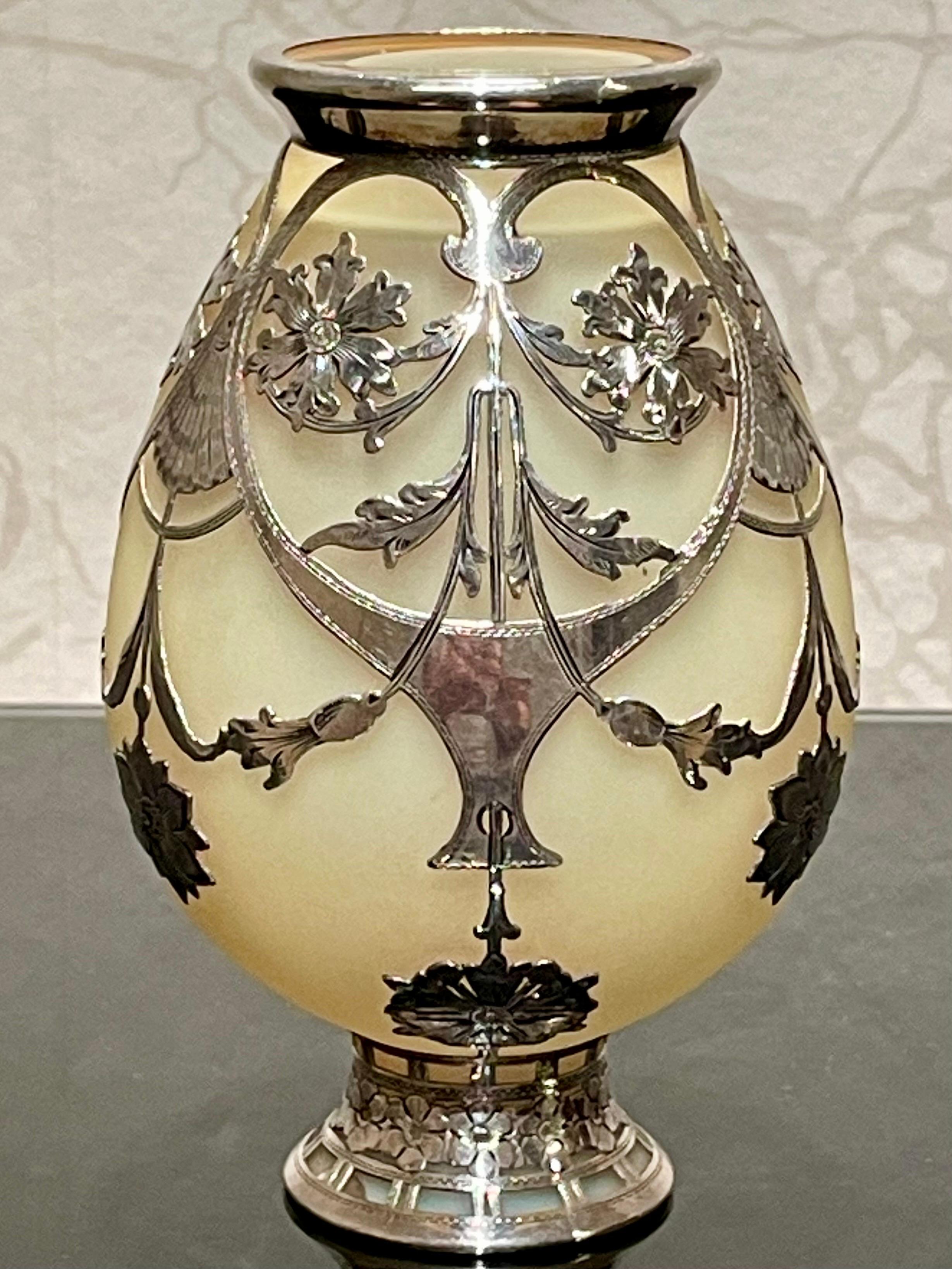 Vase Art-Nouveau des années 1900, recouvert d'argent, style Loetz en vente 2