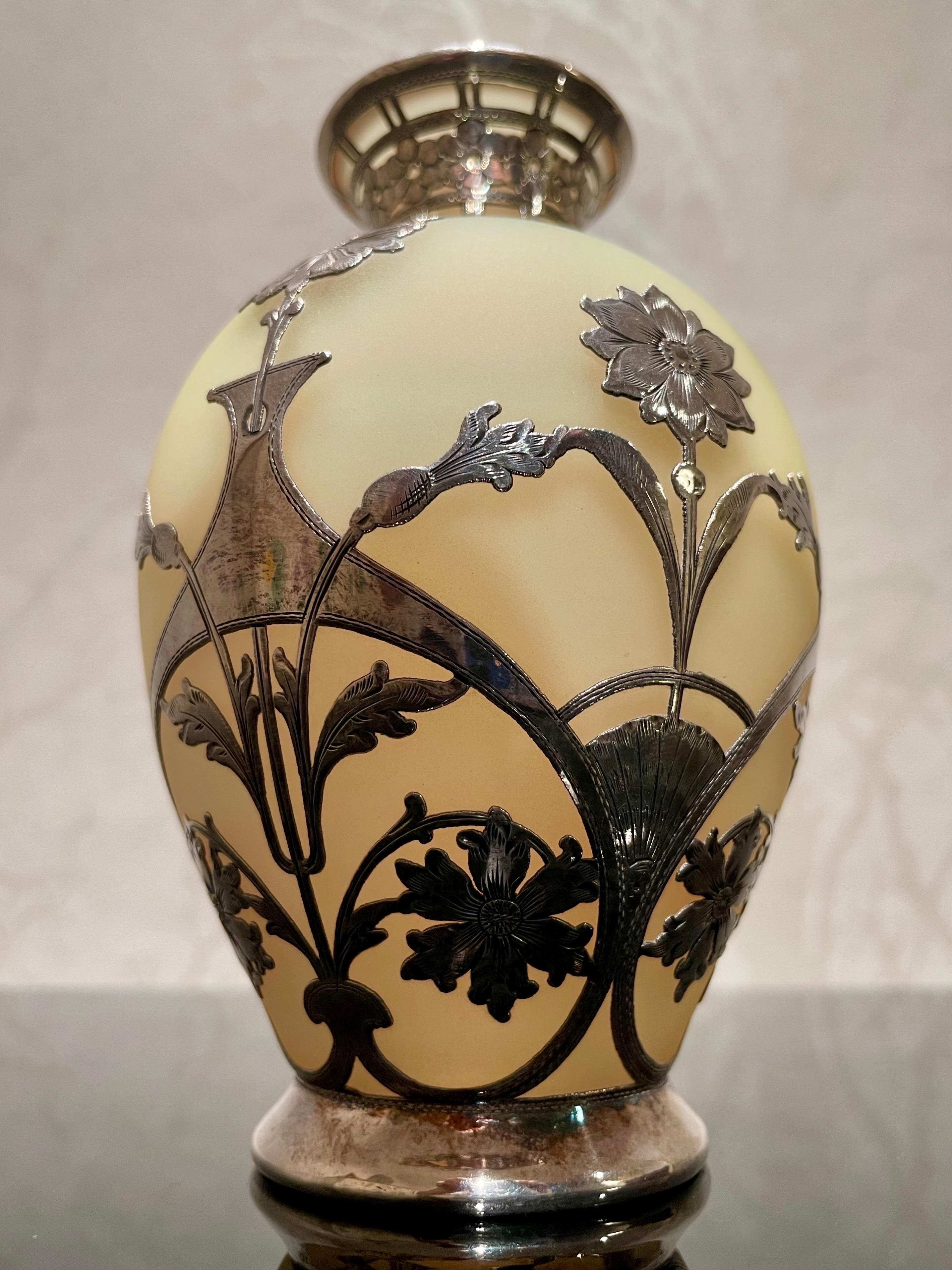 Vase Art-Nouveau des années 1900, recouvert d'argent, style Loetz en vente 6