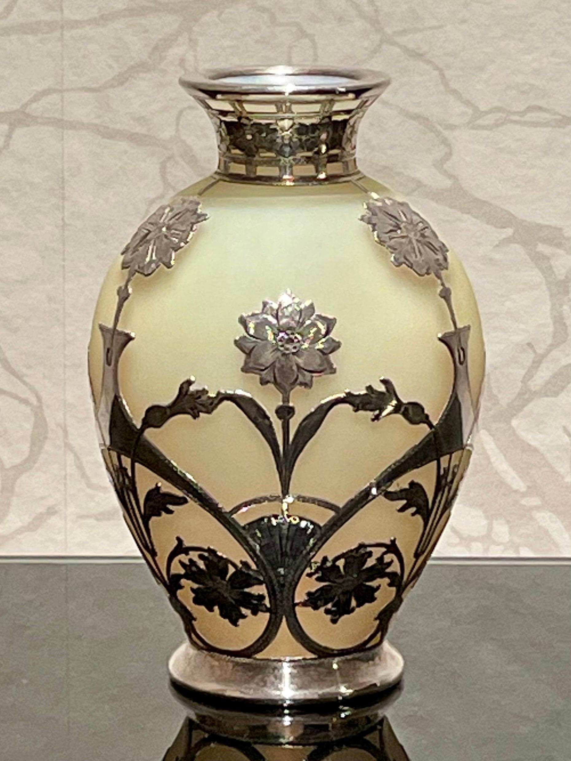 Il s'agit d'un vase Art-Nouveau bohème des années 1900 en verre uranium recouvert d'argent, à ne pas confondre avec des pièces d'Up&Up. 

Pour que les choses soient claires dès le départ, Loetz n'a pas appliqué de métal ou d'argent sur son verre.