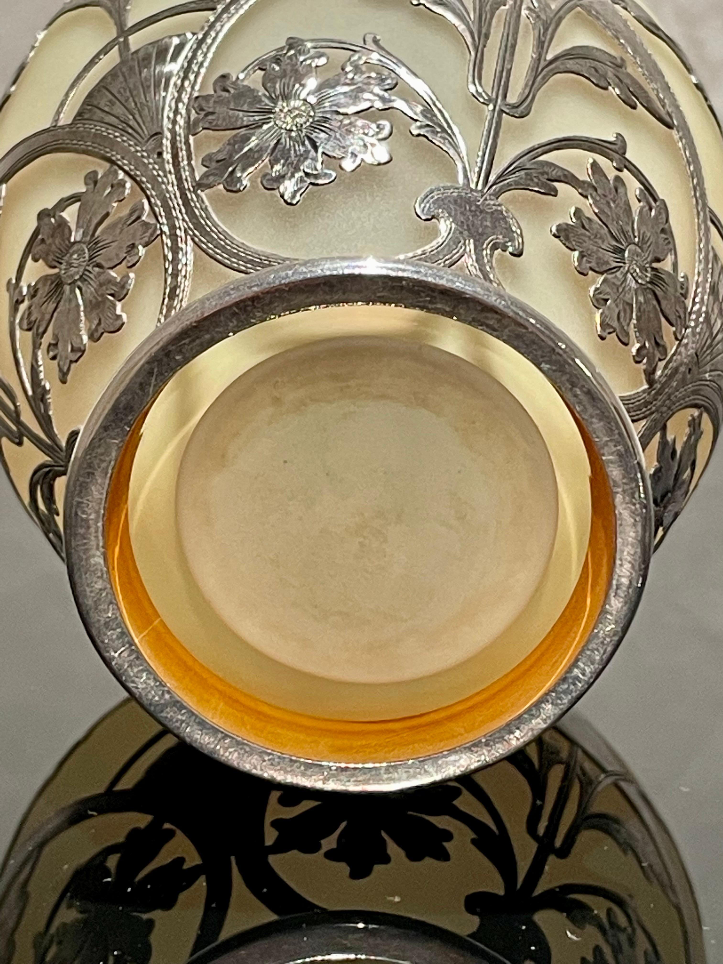 Vase Art-Nouveau des années 1900, recouvert d'argent, style Loetz Bon état - En vente à Örebro, SE