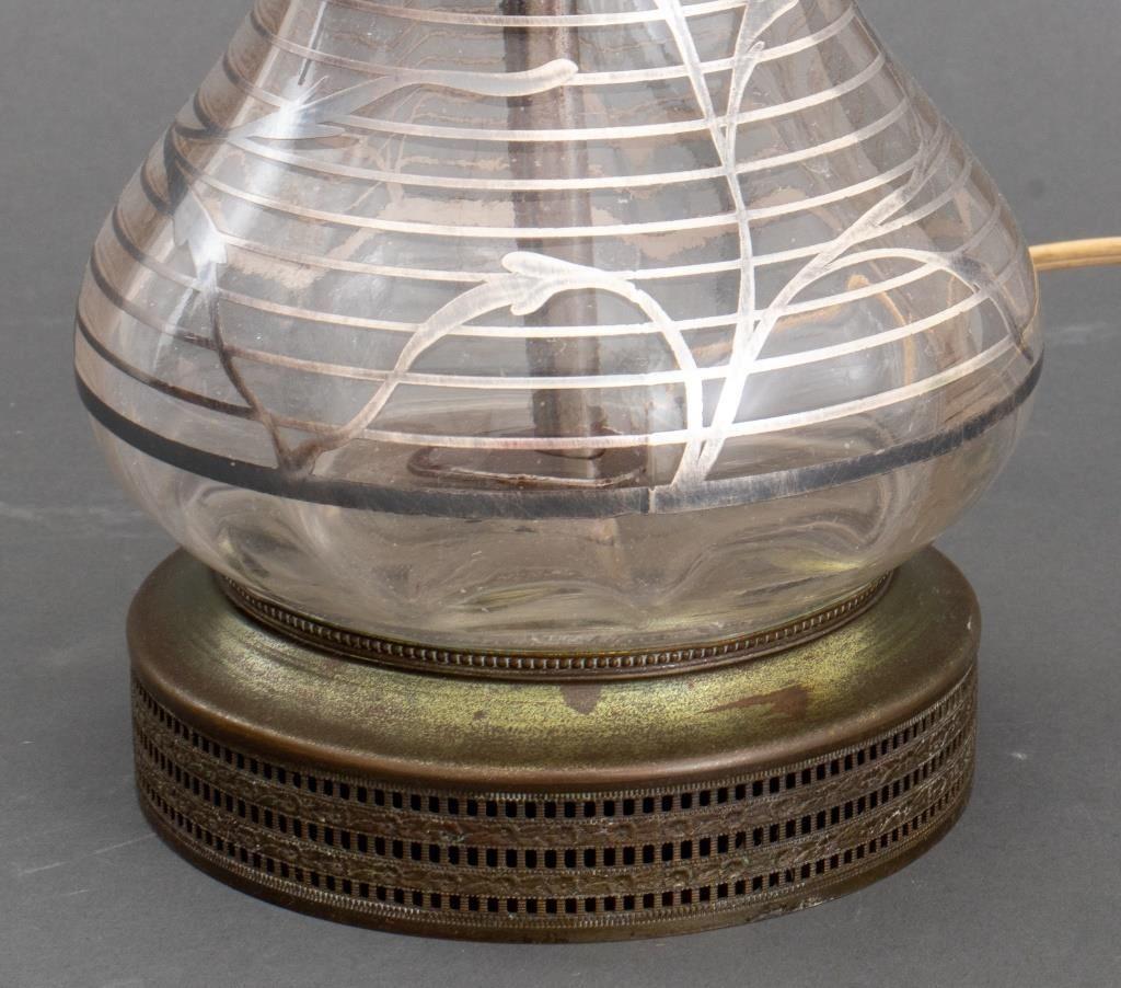Lampe de table Art Nouveau en verre avec des motifs floraux en argent, apparemment non signée.