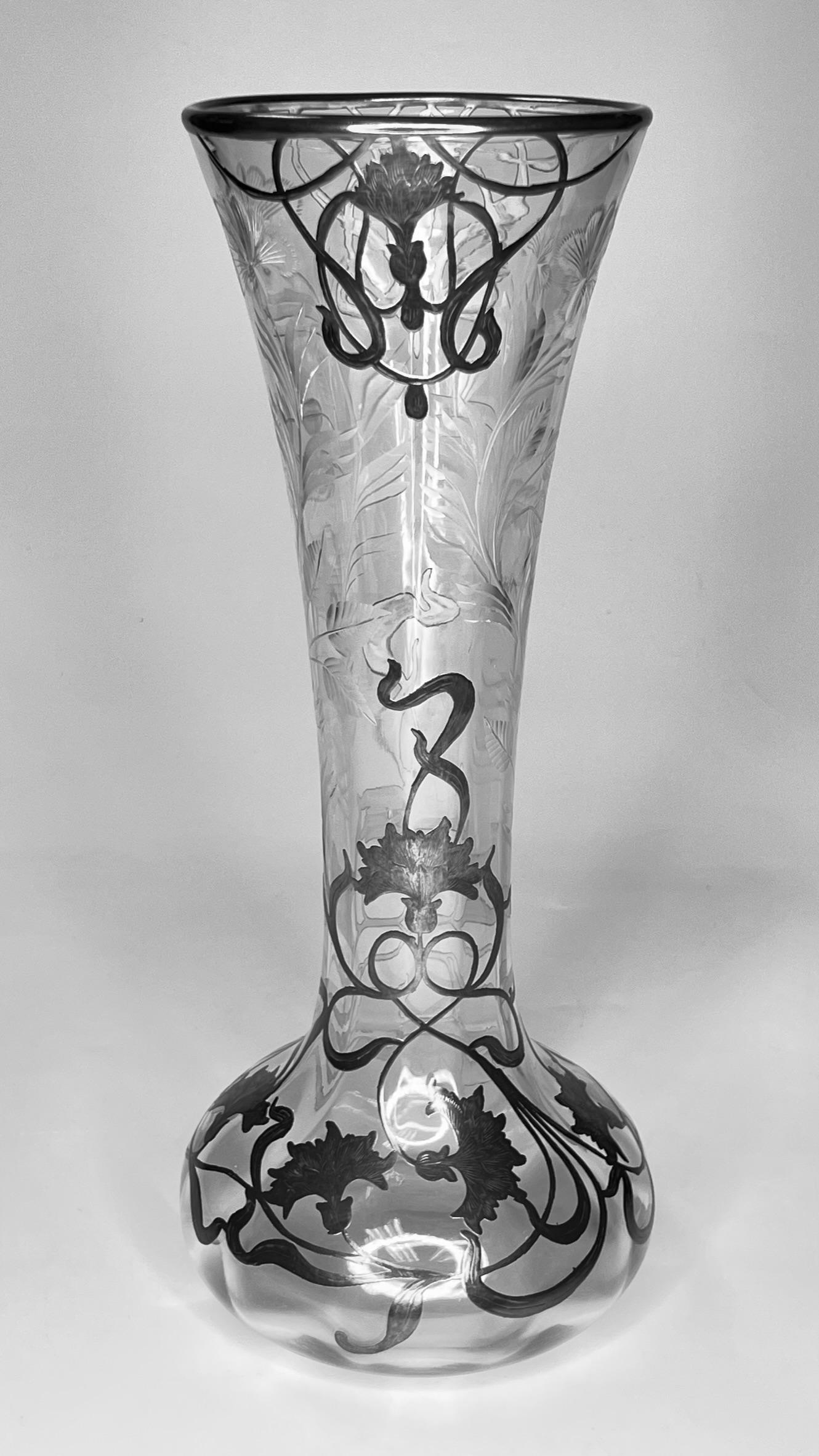 Joli vase en verre d'époque Art Nouveau avec un revêtement en argent représentant un feuillage.  Apparemment non signé.  En très bon état.
