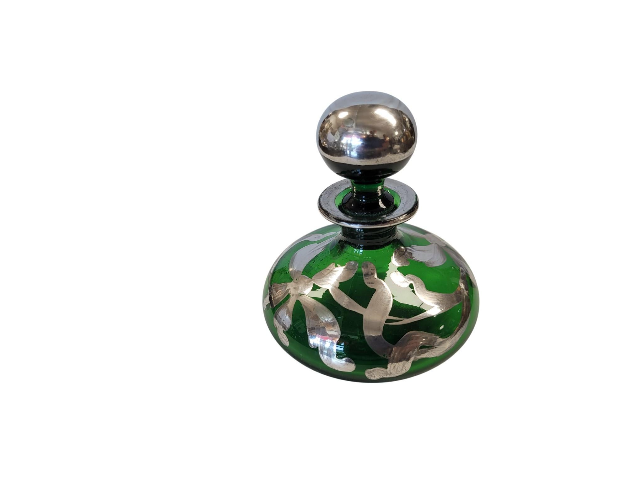 Art Nouveau Green Glass Perfume Bottle, Late 19th to Early 20th C In Good Condition For Sale In North Palm Beach, FL