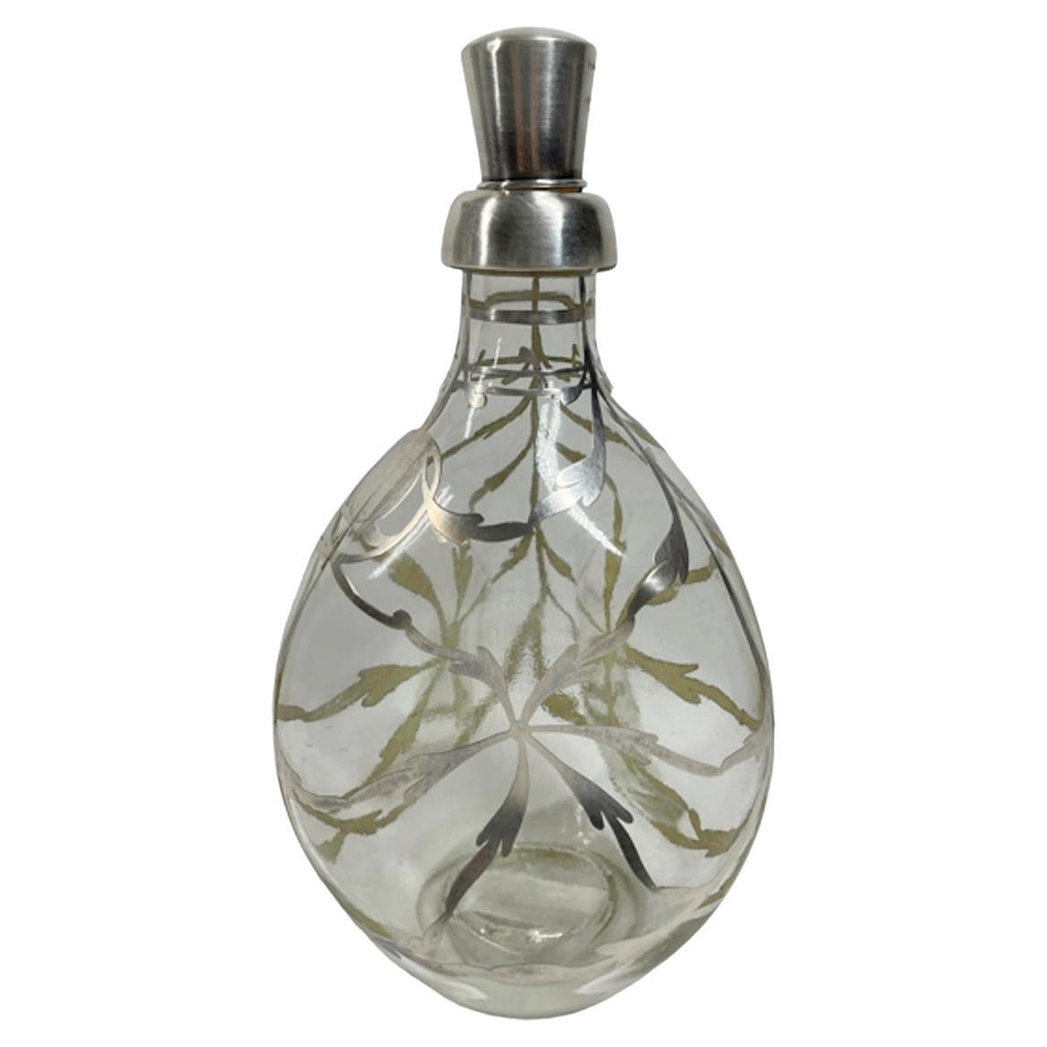 Art Nouveau Silber Overlay Pinch Dekanter mit Scrolling Leaf Dekoration im Angebot